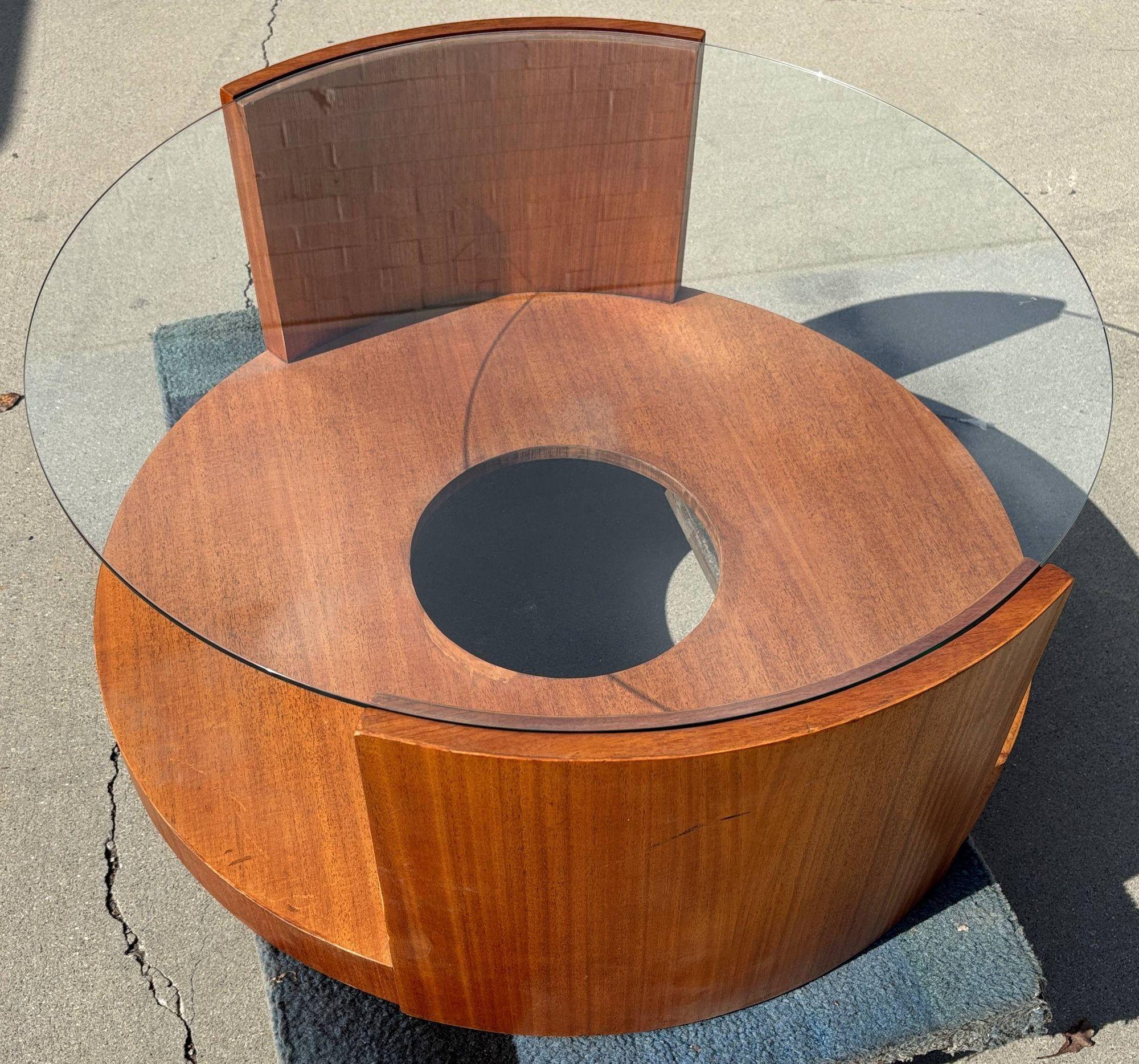 Couchtisch oder Cocktailtisch aus Mahagoni und Glas im modernistischen Stil von Gilbert Rohde im Zustand „Hervorragend“ im Angebot in Van Nuys, CA