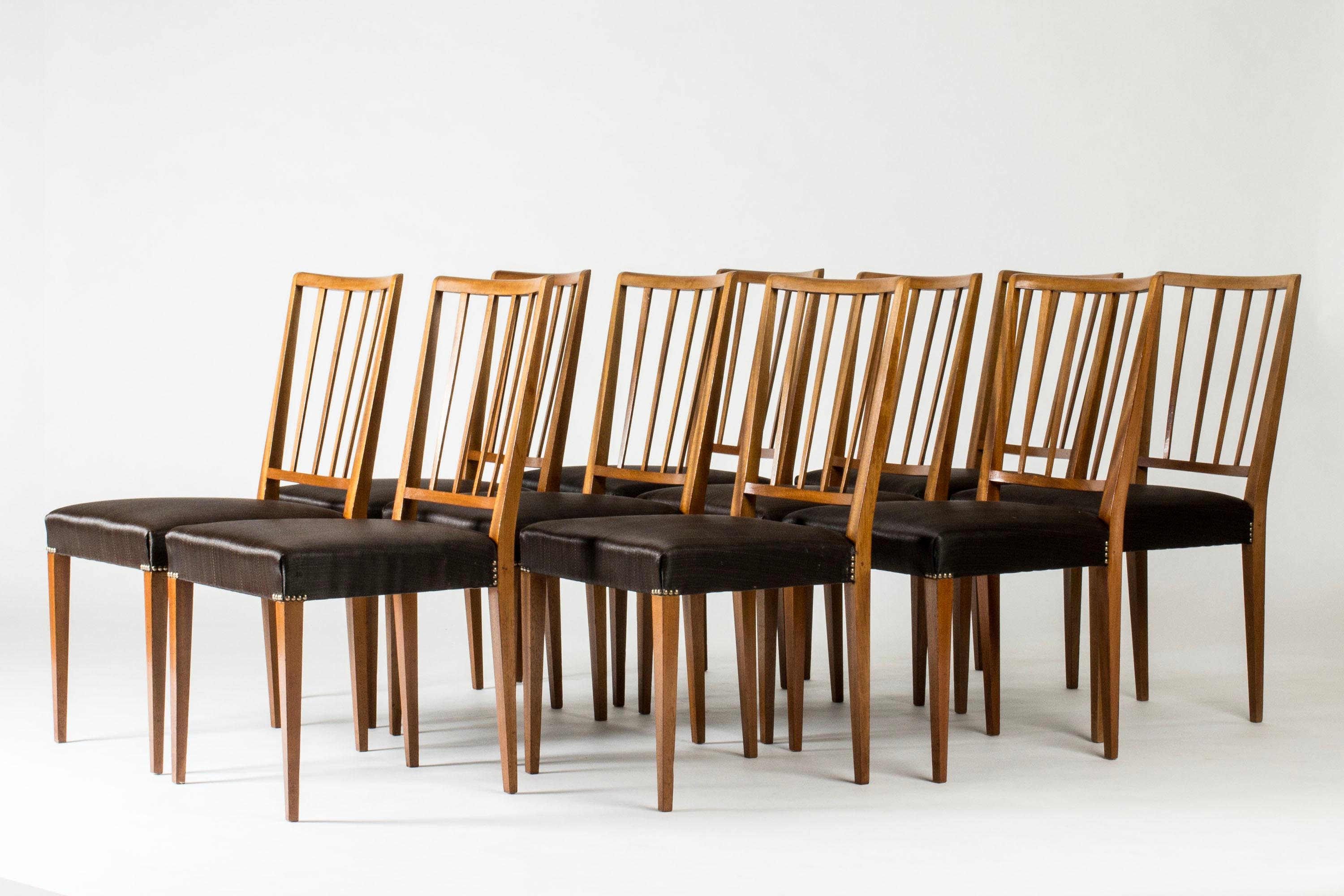 Ensemble de dix chaises de salle à manger de Josef Franks, modèle 815, en acajou. Dos élégants et côtelés. Décor de clous en laiton autour des coins des sièges.

Sièges d'origine en crin de cheval tressé, en bon état avec quelques taches.

Josef