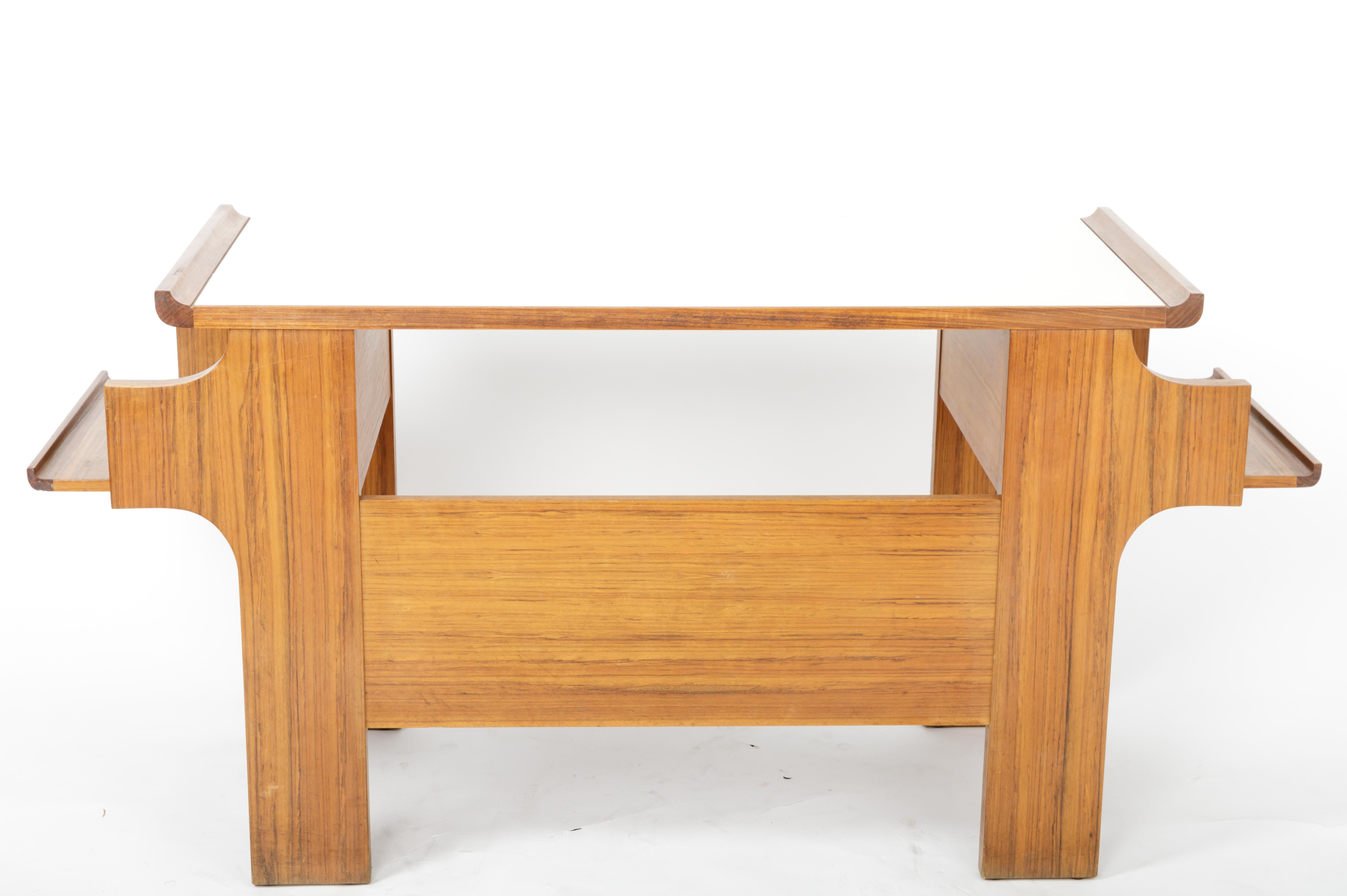 Escritorio modernista de caoba y laminado, Italia, c. 1950 en venta 5