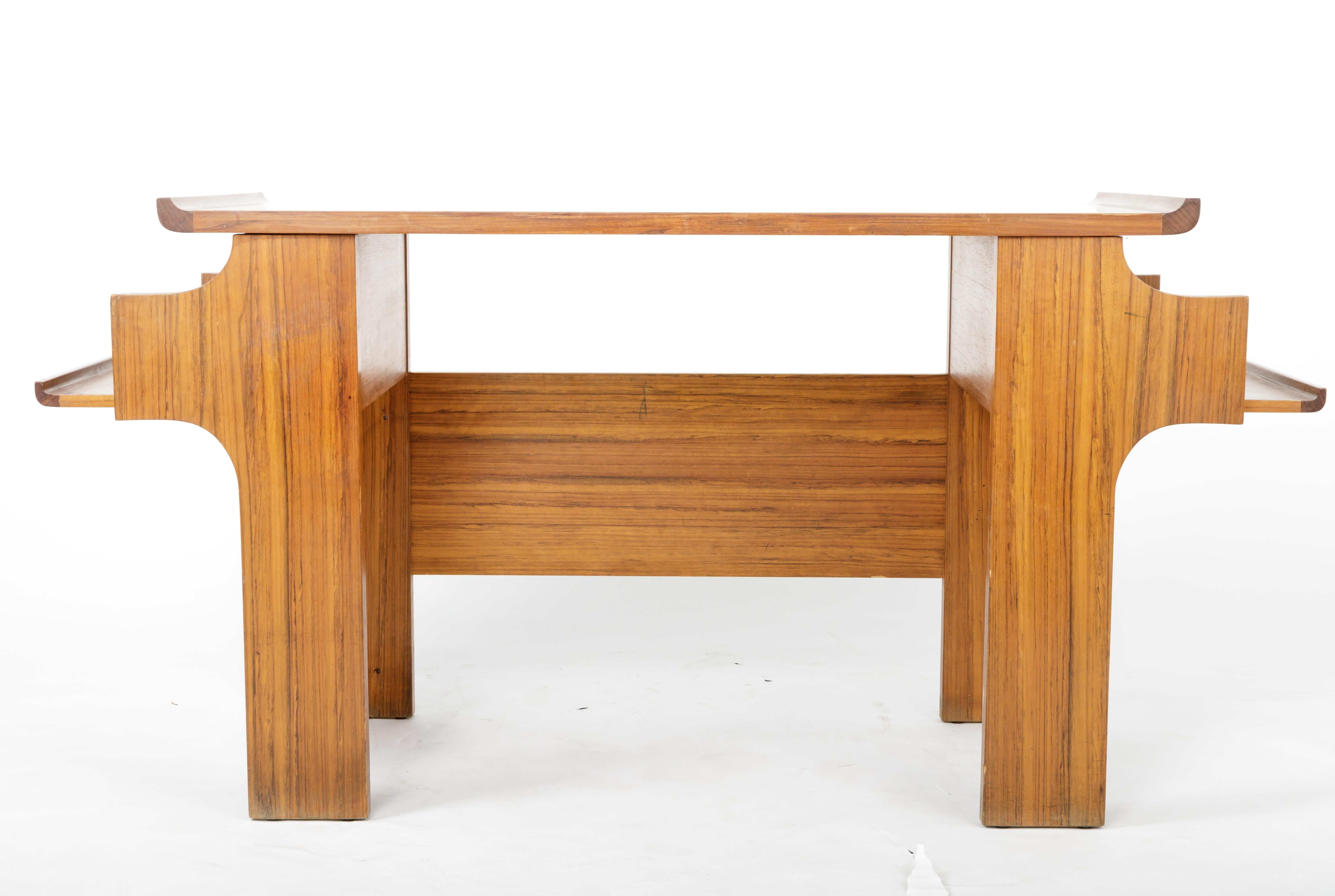 Escritorio modernista de caoba y laminado, Italia, c. 1950 en venta 6