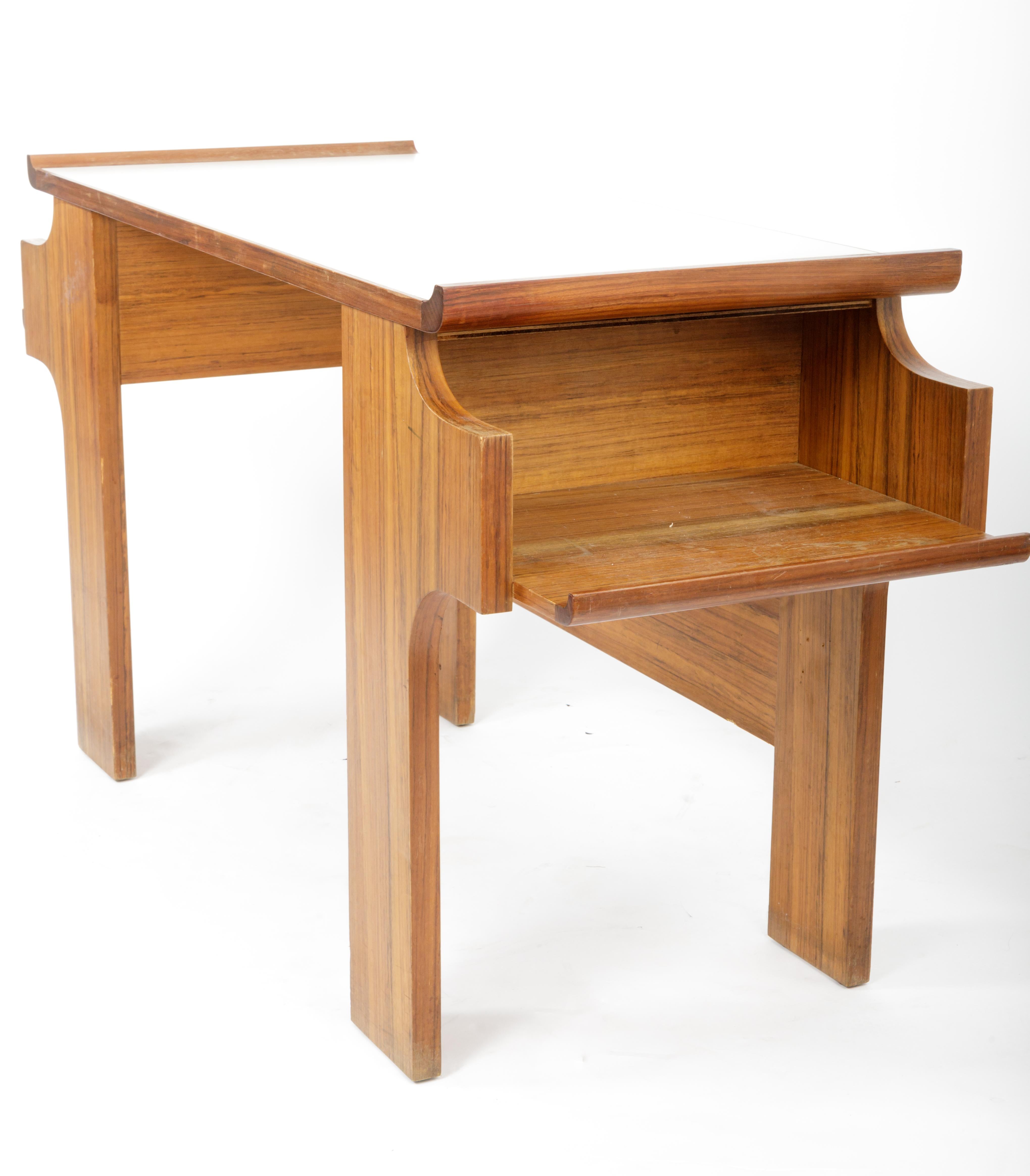 Escritorio modernista de caoba y laminado, Italia, c. 1950 Moderno en venta