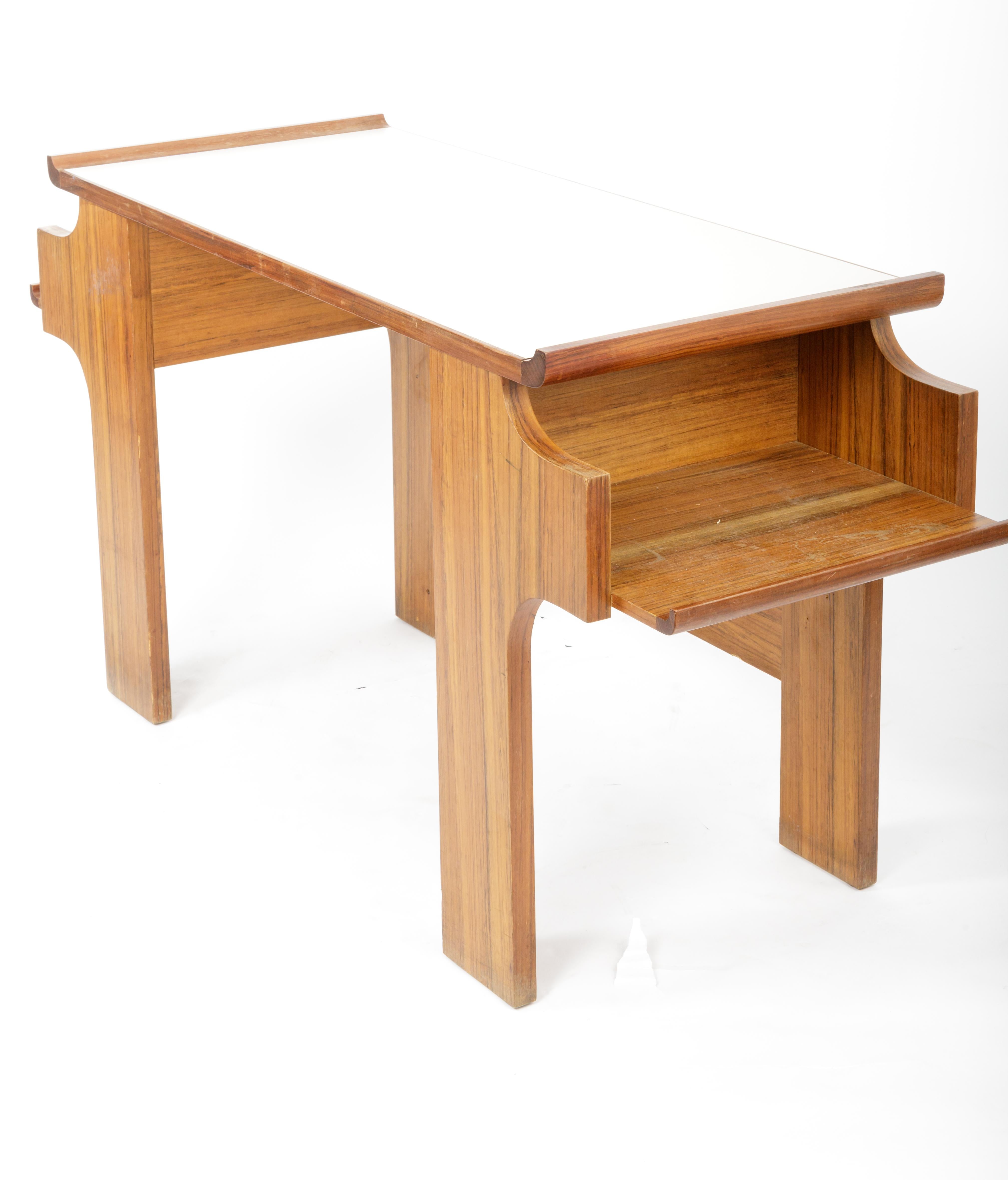 Escritorio modernista de caoba y laminado, Italia, c. 1950 Italiano en venta