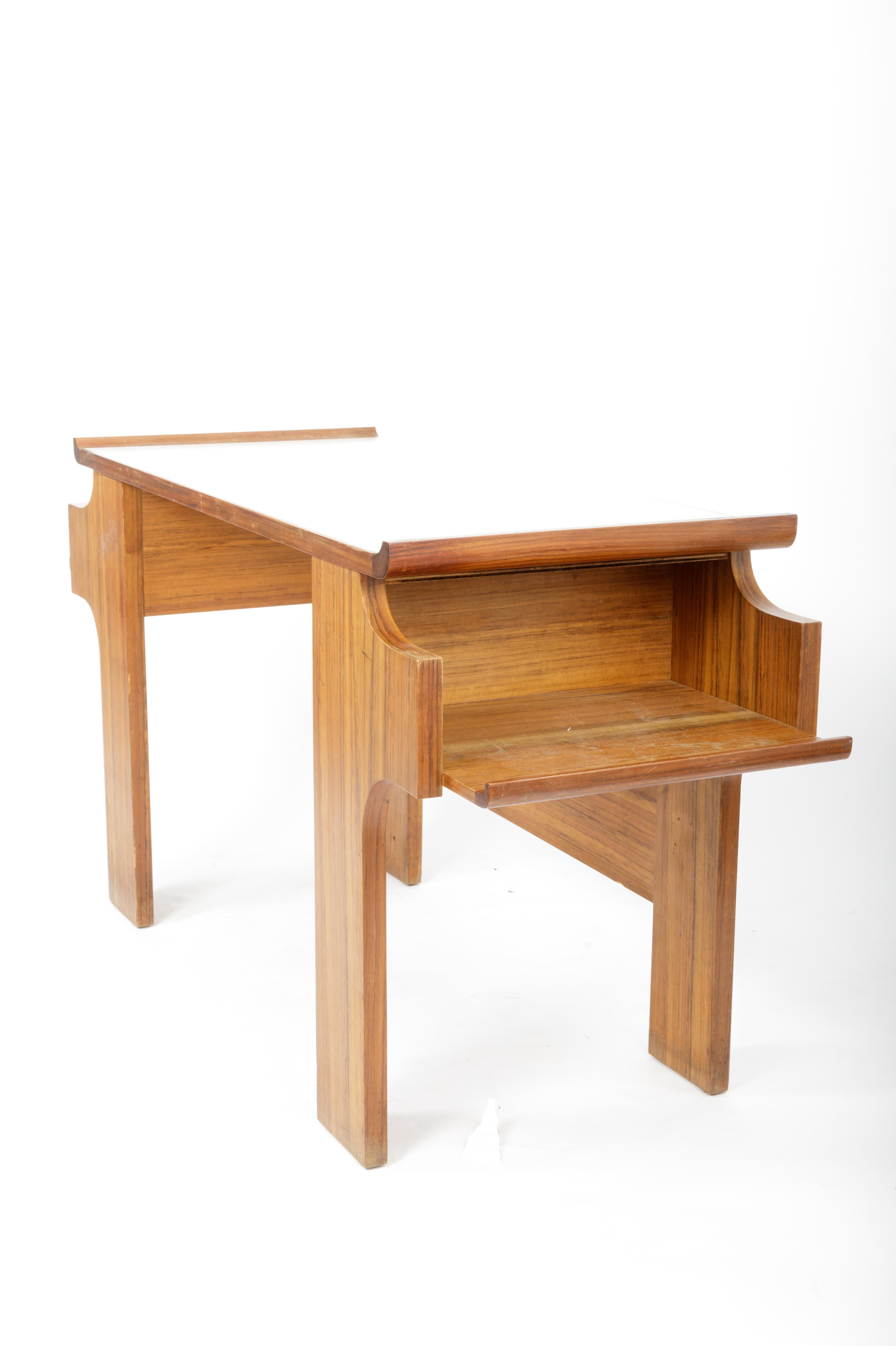 Escritorio modernista de caoba y laminado, Italia, c. 1950 en Bueno estado para la venta en New York City, NY