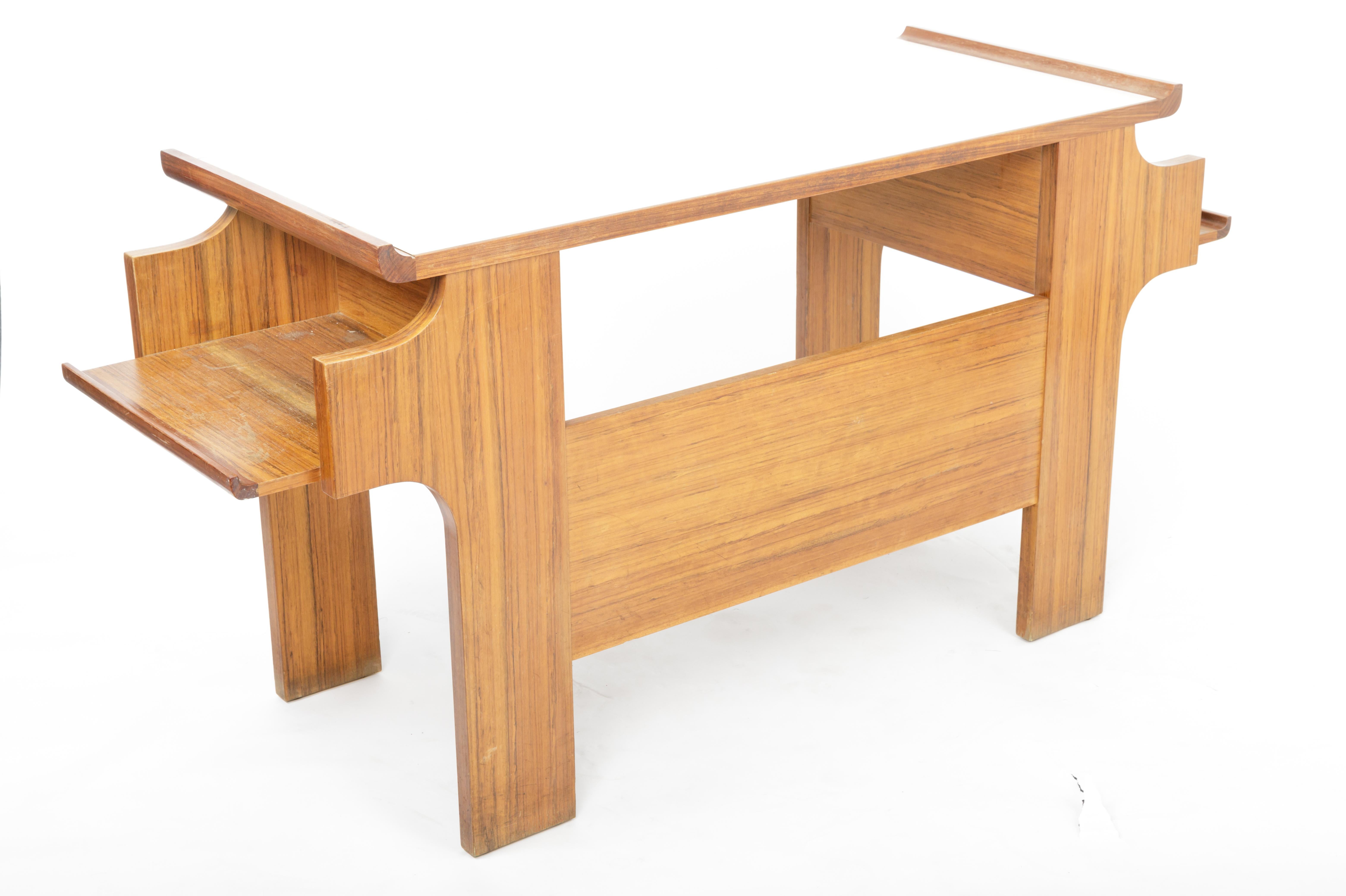 Escritorio modernista de caoba y laminado, Italia, c. 1950 mediados del siglo XX en venta