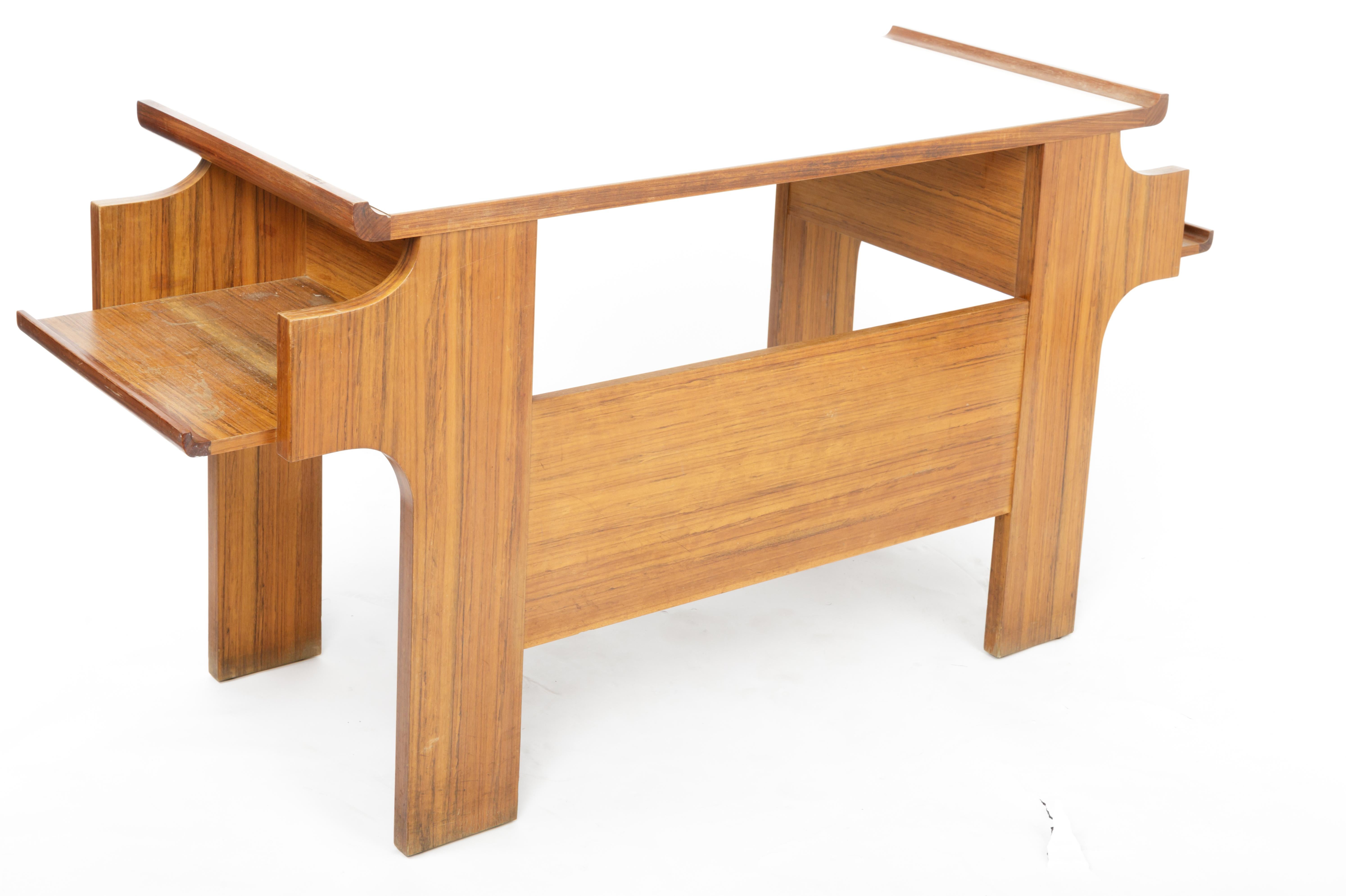 Escritorio modernista de caoba y laminado, Italia, c. 1950 Laminado en venta