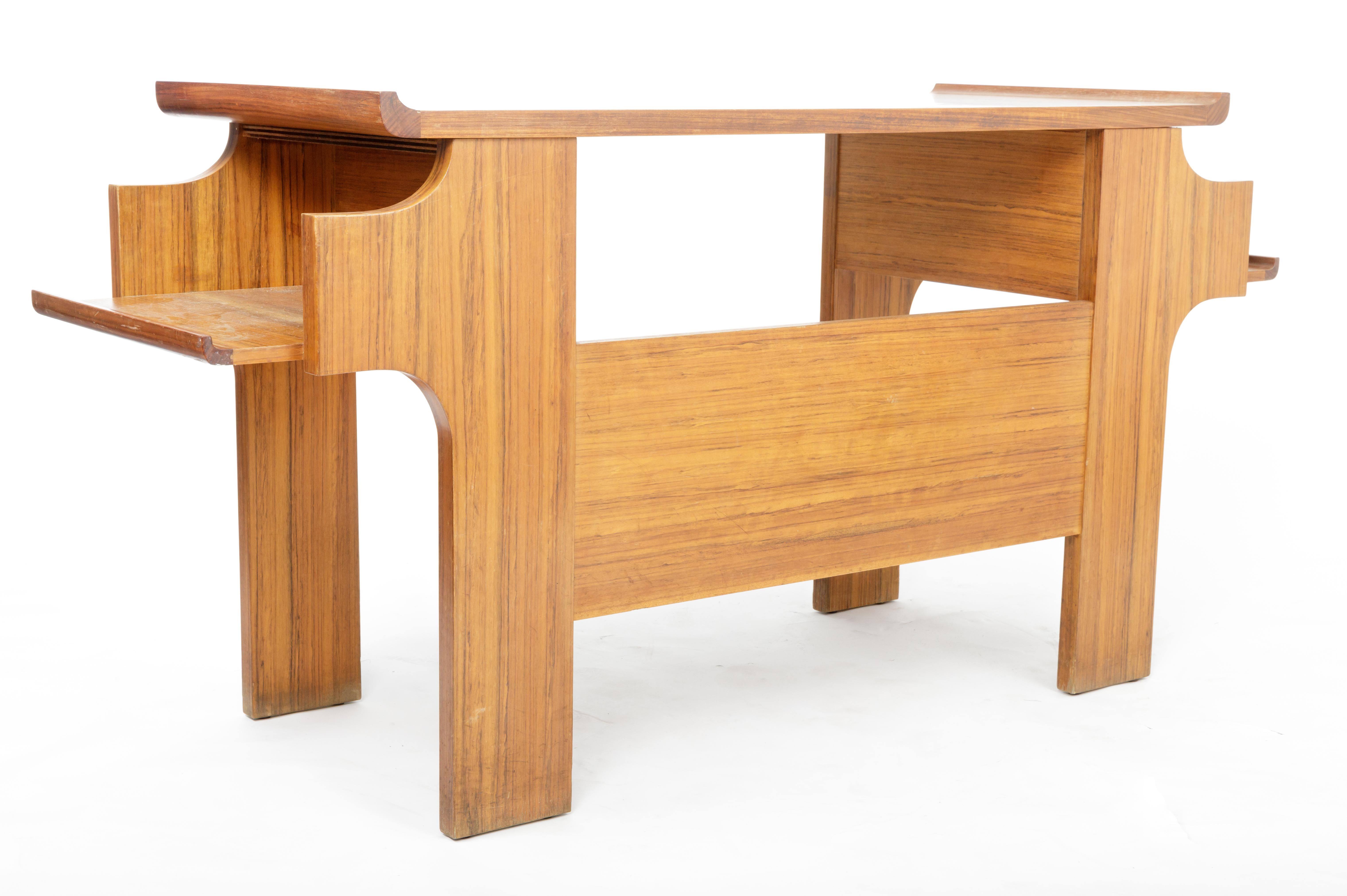 Escritorio modernista de caoba y laminado, Italia, c. 1950 en venta 1