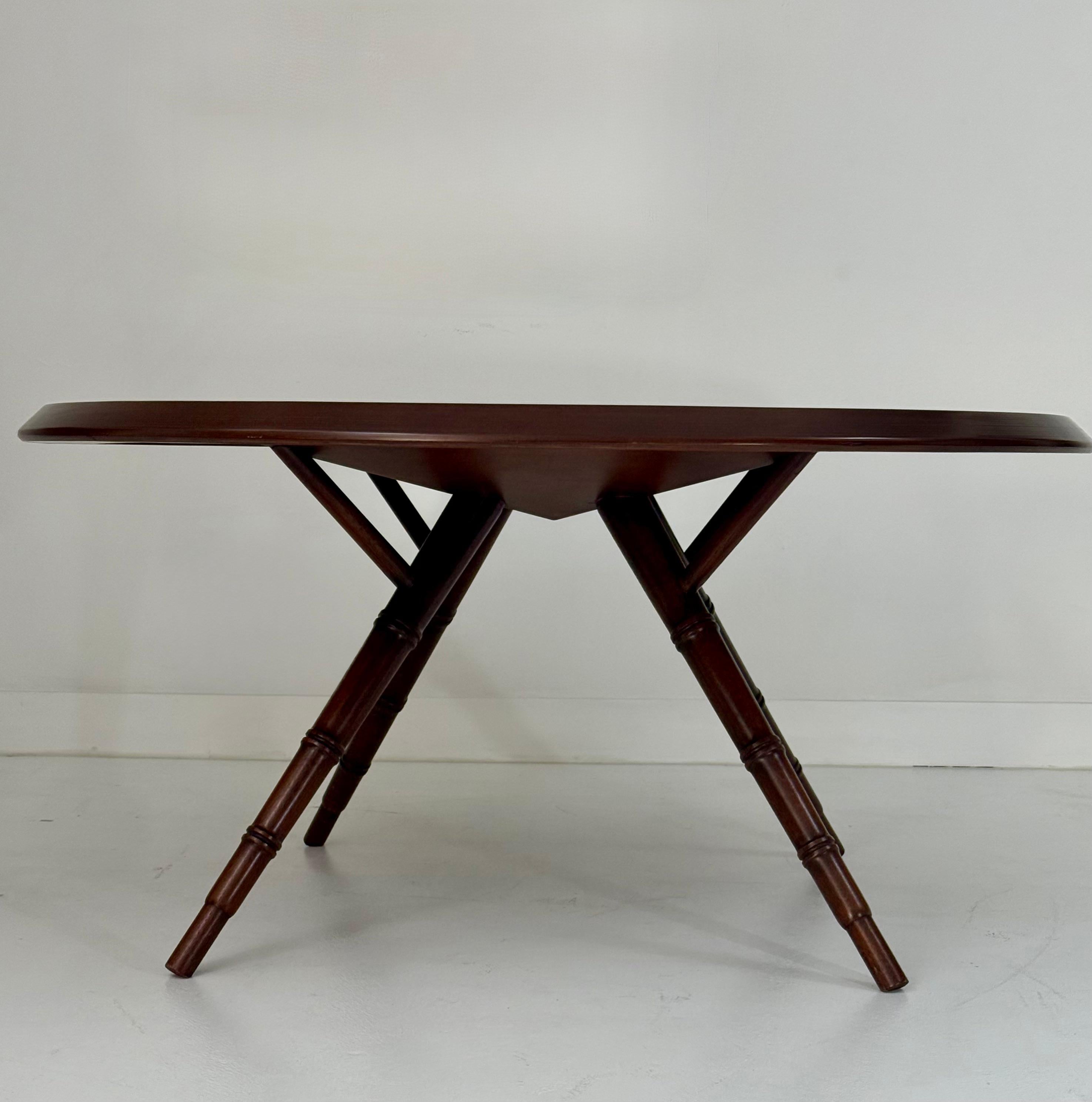 Questo eccezionale tavolo da pranzo modernista in mogano del leggendario designer Billy Haines esemplifica il suo caratteristico mix di glamour e precisione architettonica. Il tavolo è realizzato in mogano riccamente tinto e le gambe presentano