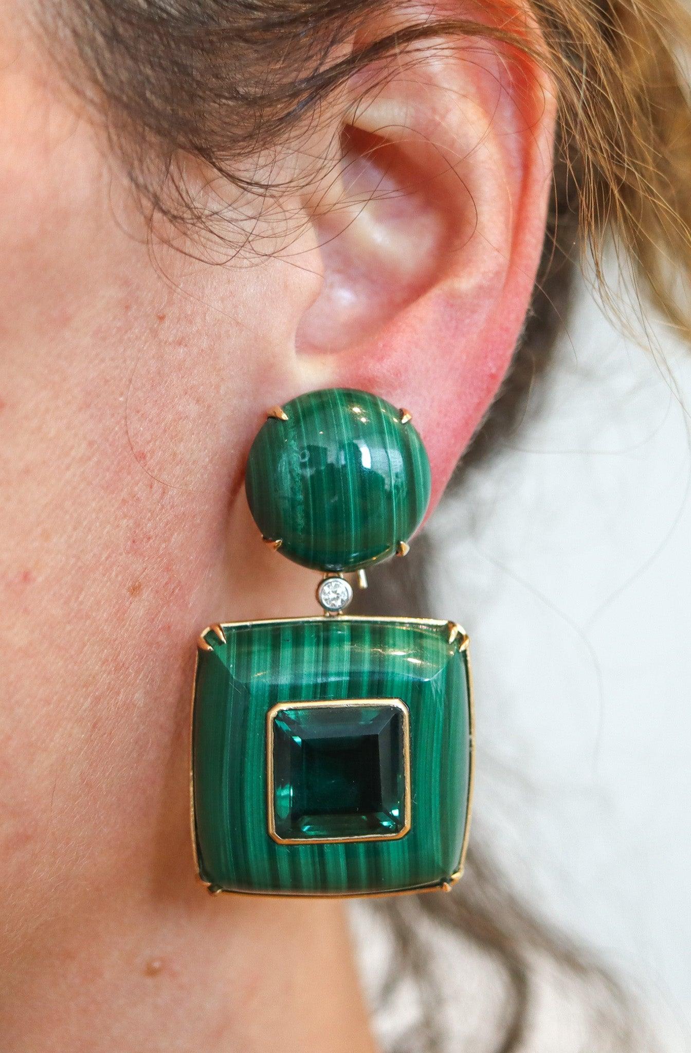 Coppia di orecchini pendenti italiani con malachite.

Questo è un fantastico paio di orecchini pendenti creati in Italia con motivi modernisti. Gli orecchini sono stati realizzati magistralmente con un aspetto massiccio in oro giallo massiccio a 18