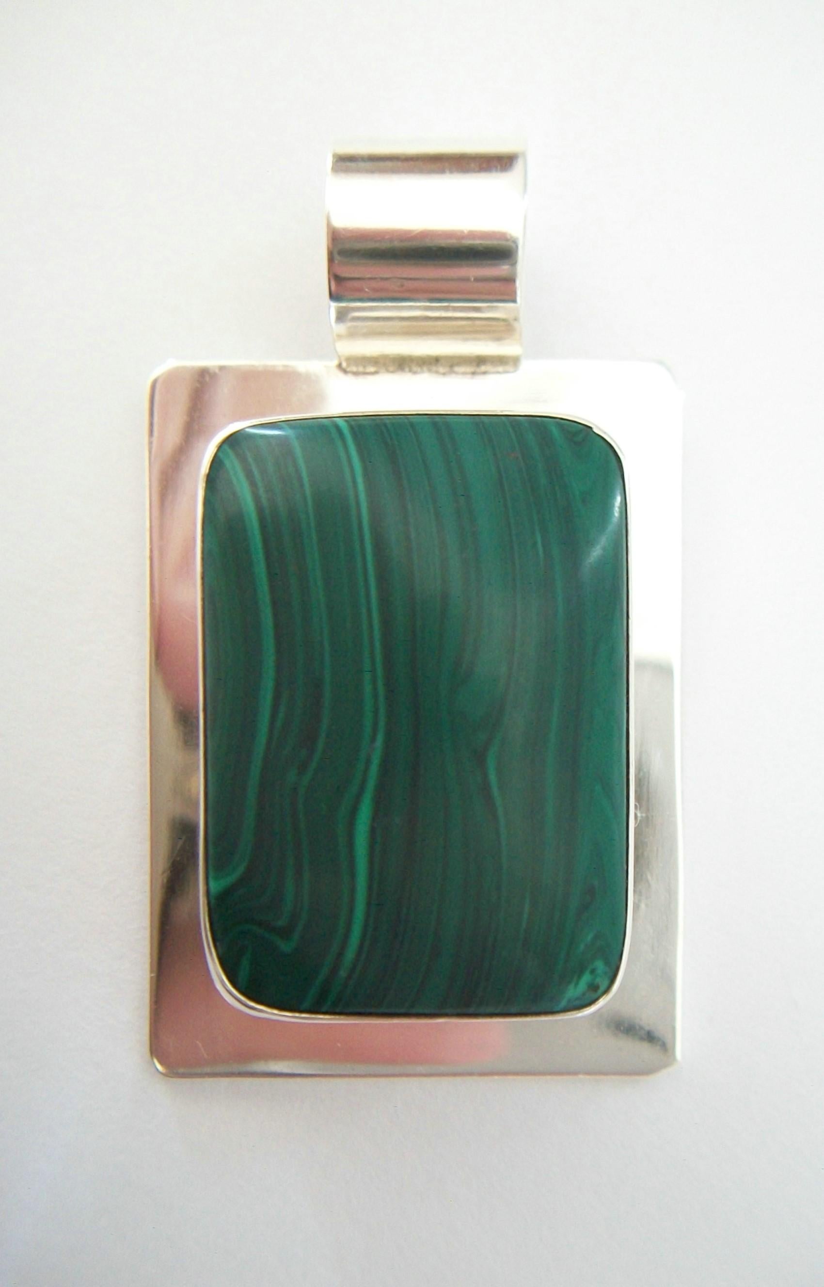 Women's or Men's Modernist Malachite and Sterling Silver Pendant, Mexico, Late 20th Century For Sale