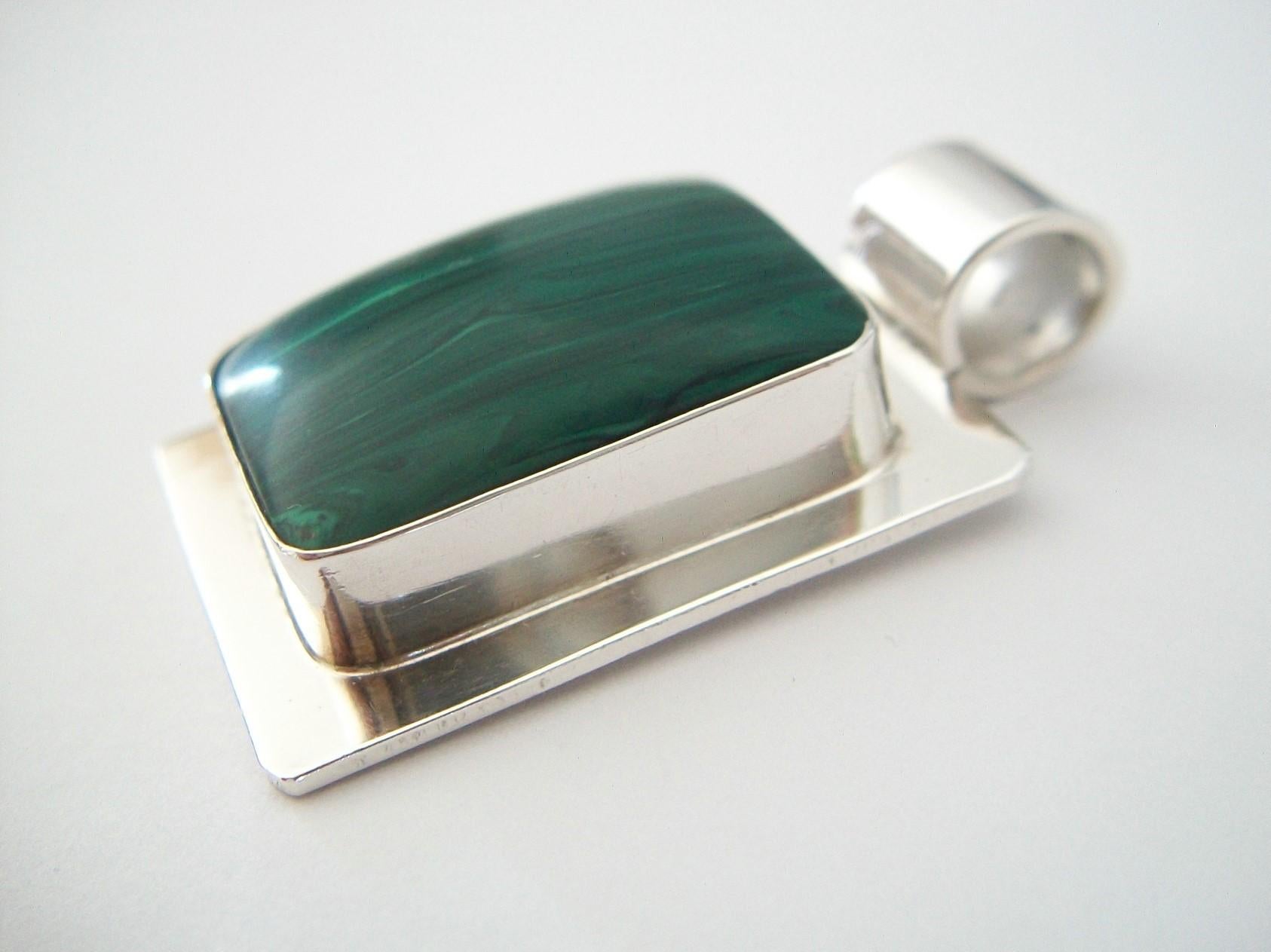 Modernist Malachite and Sterling Silver Pendant, Mexico, Late 20th Century For Sale 3