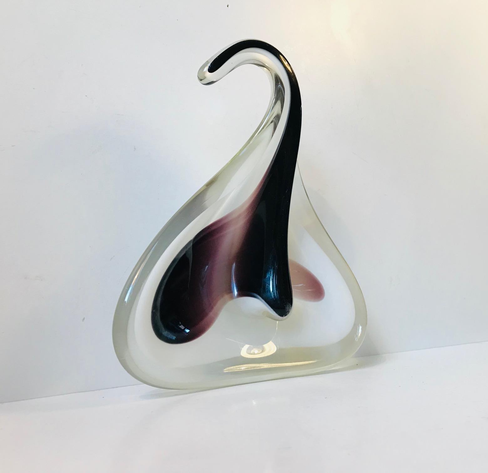 - Kunstglasschale in Form eines Mantarochens
- 1955 vom Glasmacher Paul Kedelv entworfen 
- Hergestellt von Flygfors in Schweden
- Die Schale ist auf dem Sockel mit Kedelv signiert und mit Flygfors 55 bezeichnet.