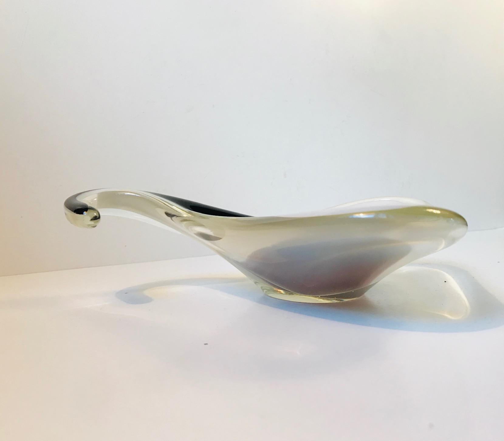 Modernistische Schale „Manta Ray“ aus Kunstglas von Paul Kedelv für Flygfors, 1955 (Schwedisch) im Angebot