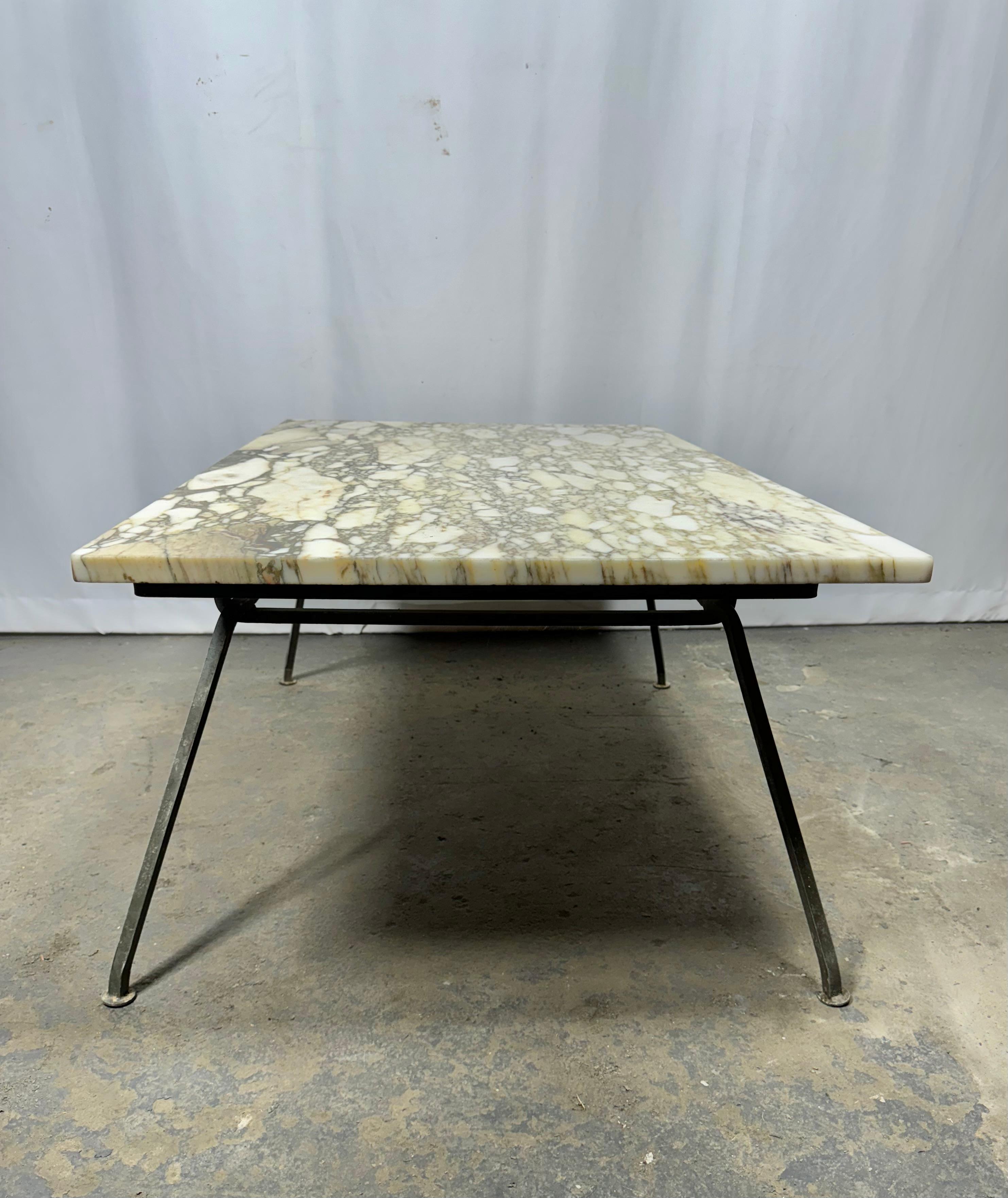Table basse/table de cocktail moderniste en marbre et fer fabriquée en Italie  Attribuée à Salterini, elle est similaire à une table du milieu du siècle dernier conçue par Milo Baughman. Intérieur ou extérieur /  Superbe veinage sur le dessus en