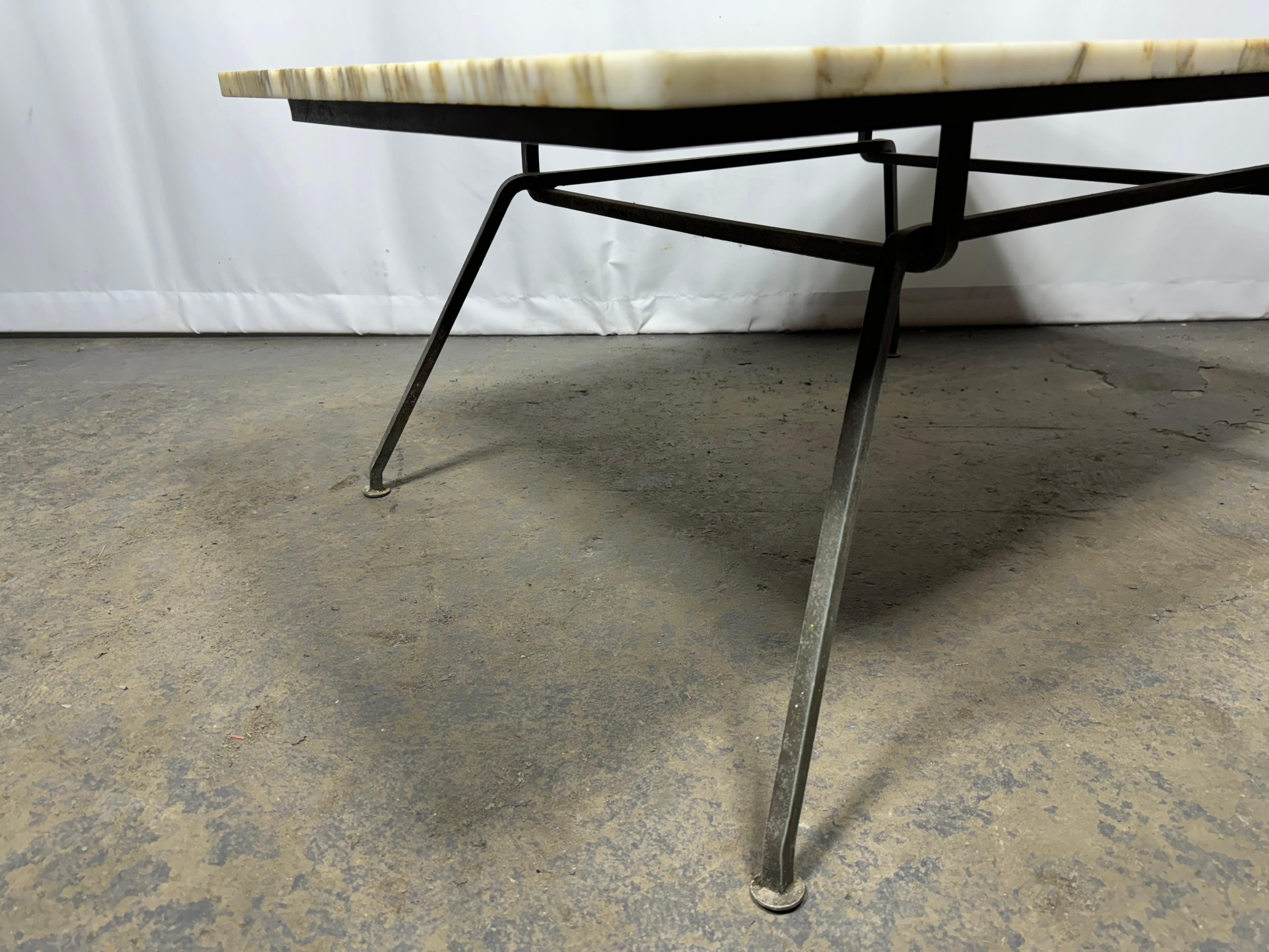 Mid-Century Modern Table basse/table de cocktail moderniste en marbre et fer fabriquée en Italie  Salterini en vente