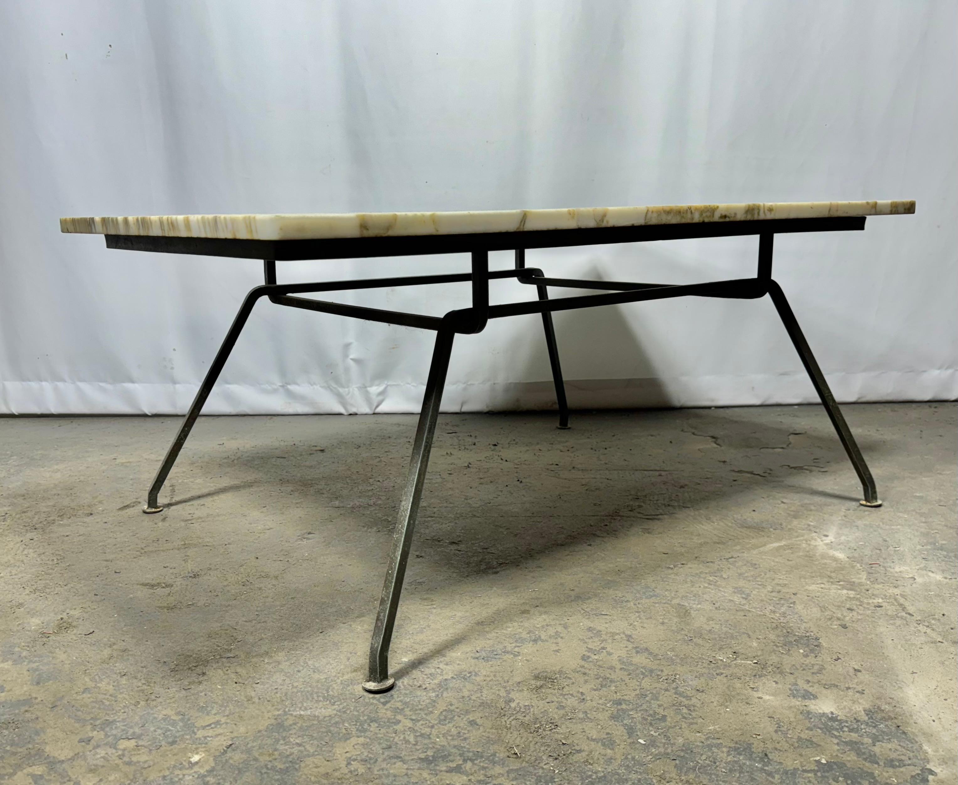 Américain Table basse/table de cocktail moderniste en marbre et fer fabriquée en Italie  Salterini en vente
