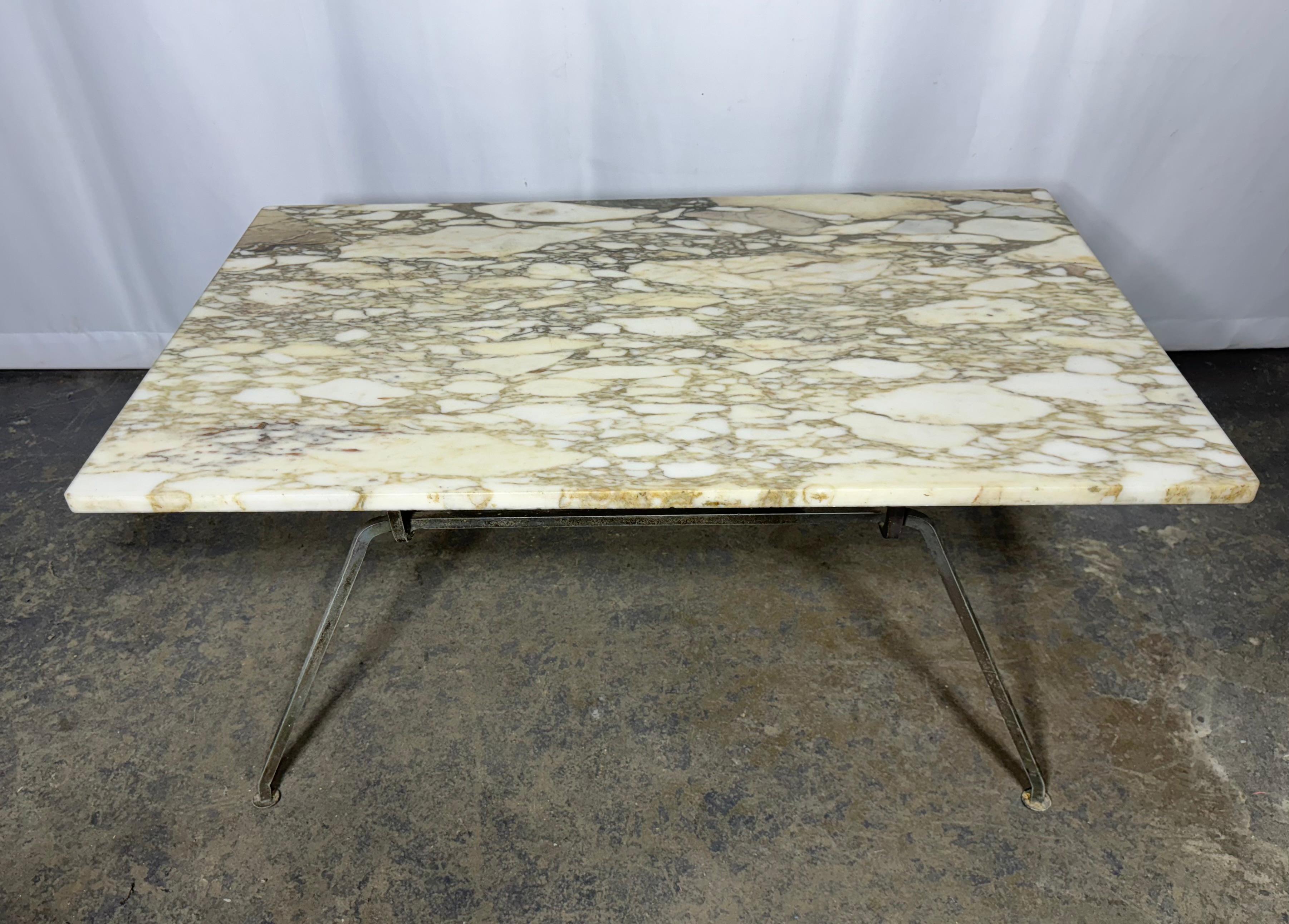 Fer Table basse/table de cocktail moderniste en marbre et fer fabriquée en Italie  Salterini en vente