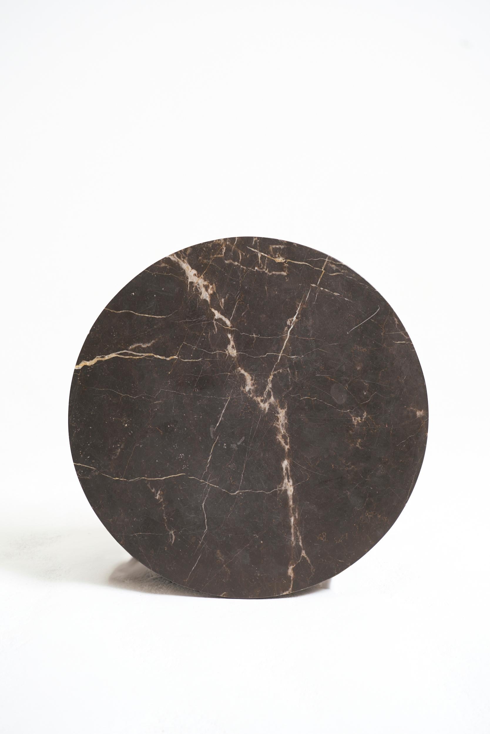 Mid-Century Modern Table d'appoint moderniste en marbre et nickel en vente