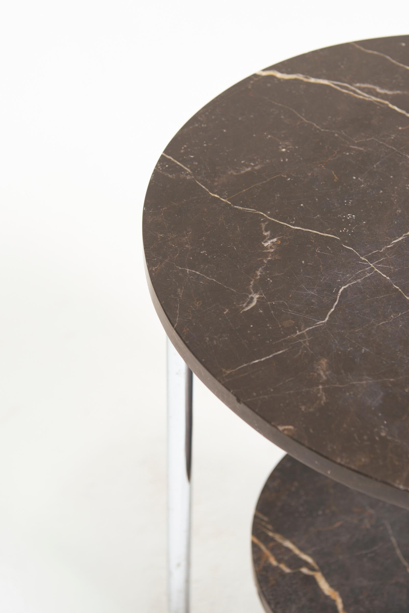 Français Table d'appoint moderniste en marbre et nickel en vente