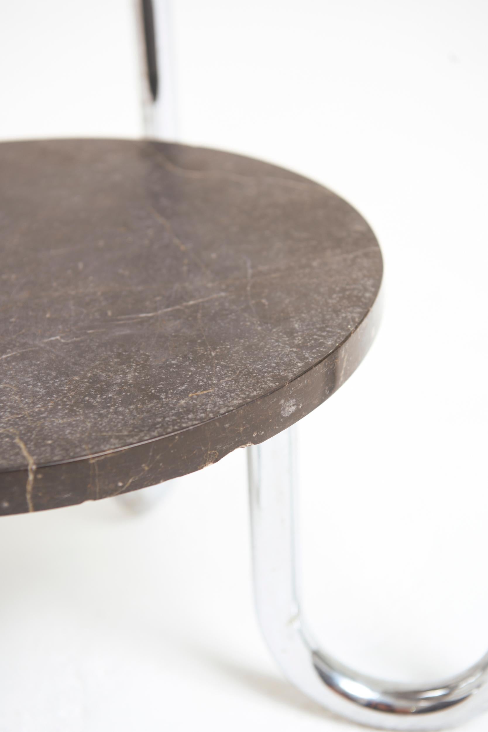 Table d'appoint moderniste en marbre et nickel Bon état - En vente à London, GB