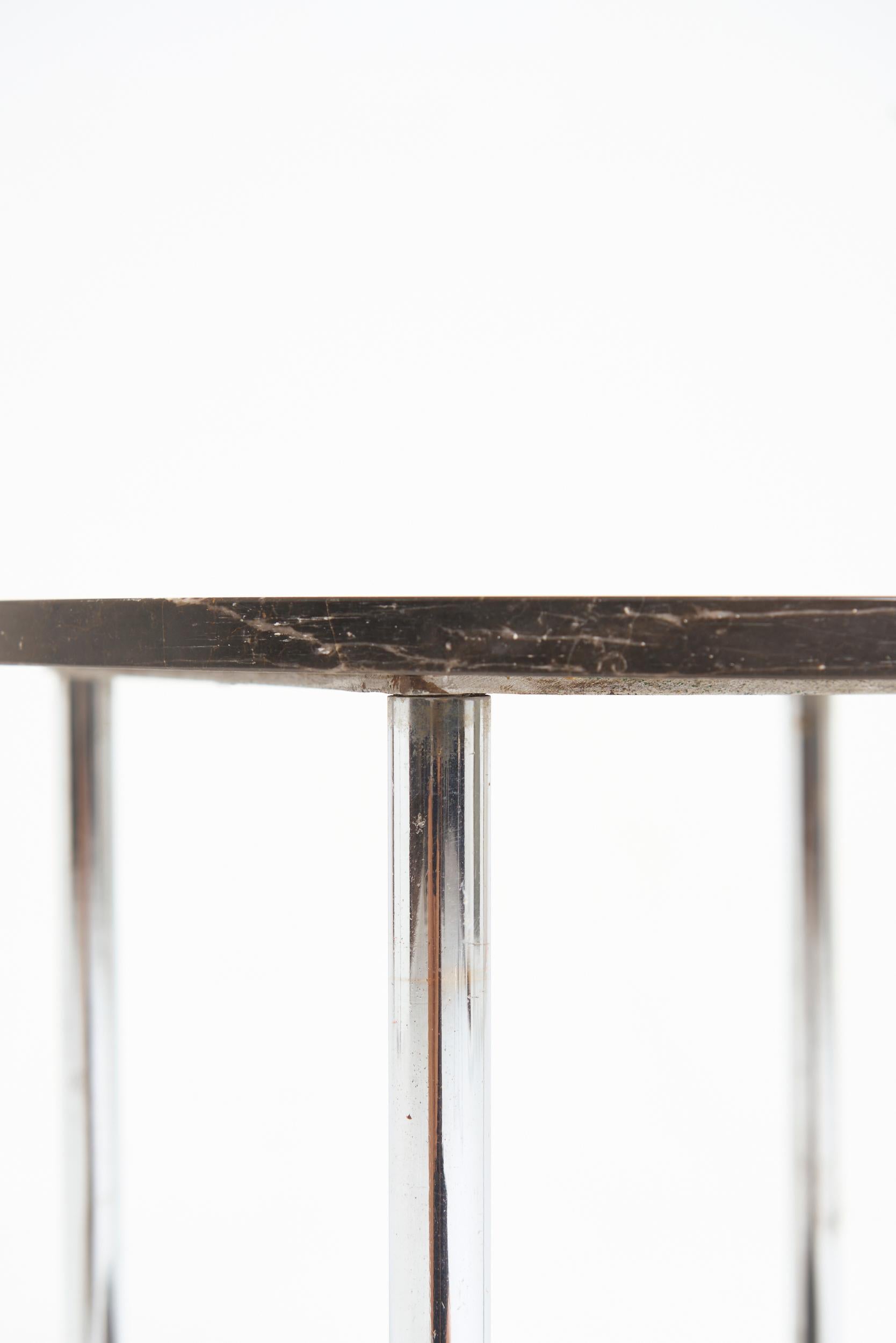 Milieu du XXe siècle Table d'appoint moderniste en marbre et nickel en vente