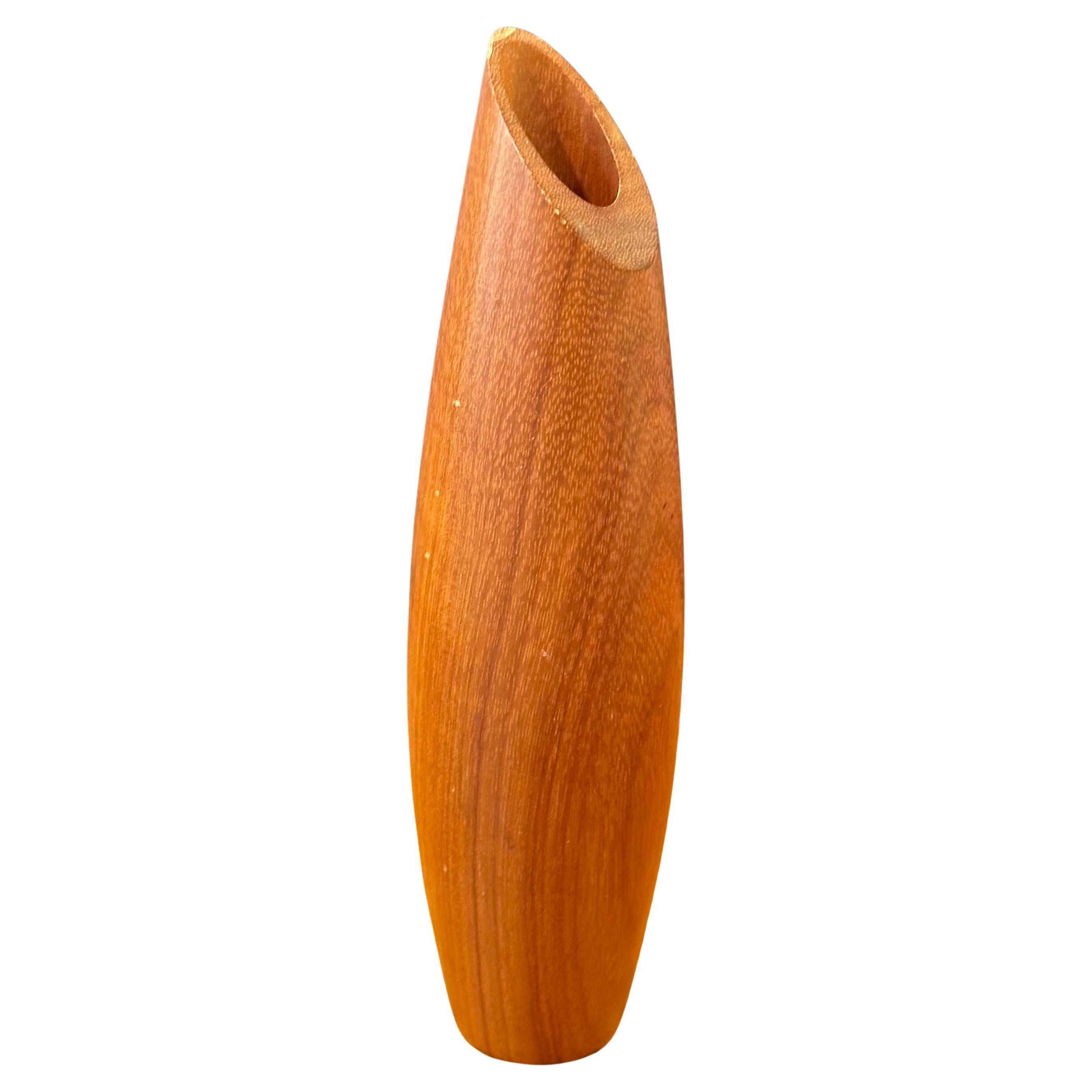 Un vase à bourgeons en teck massif embouti de style MCM très moderne, vers les années 1970. Le vase est en très bon état et mesure 2,75 