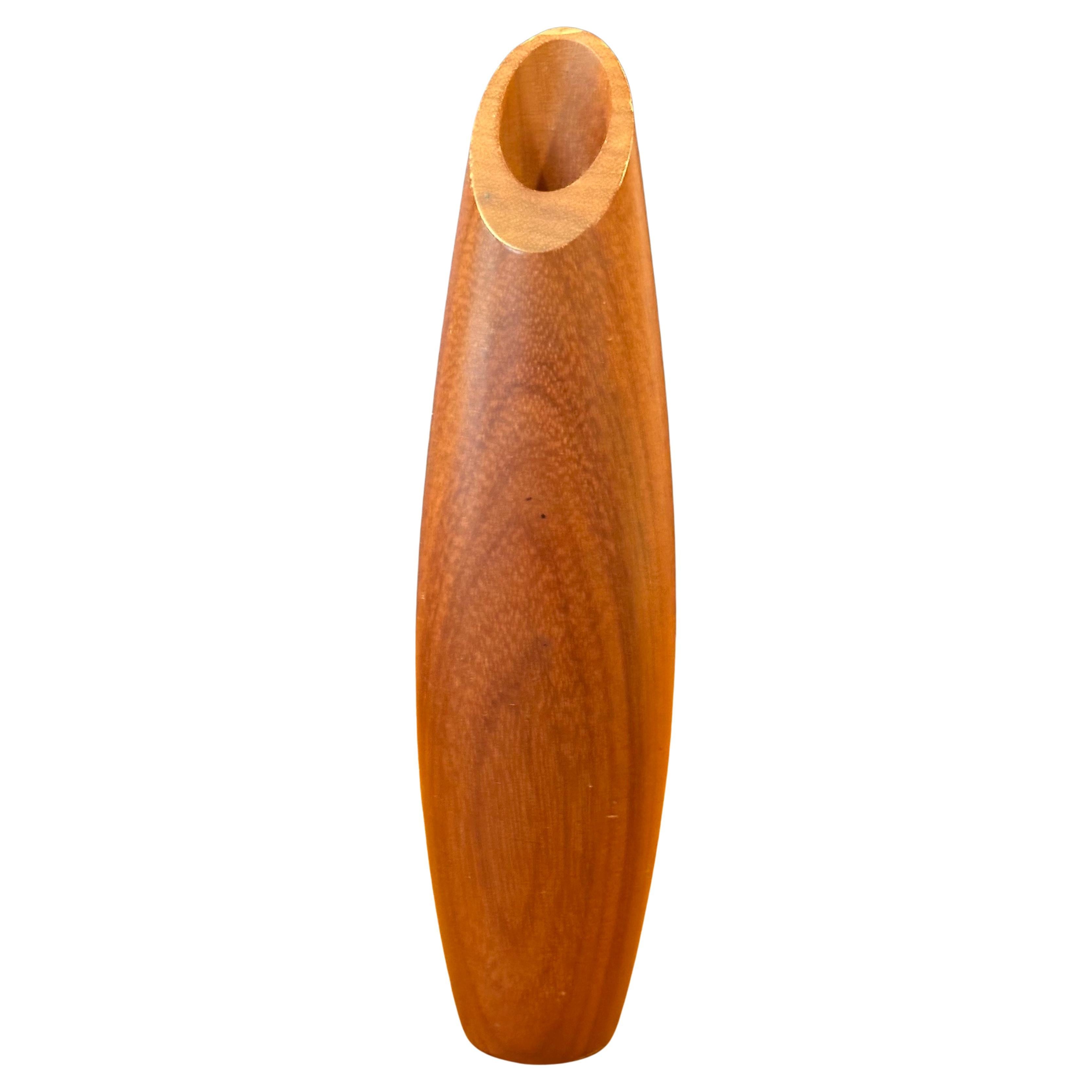 Mid-Century Modern Vase à bourgeons moderniste MCM en teck massif en vente