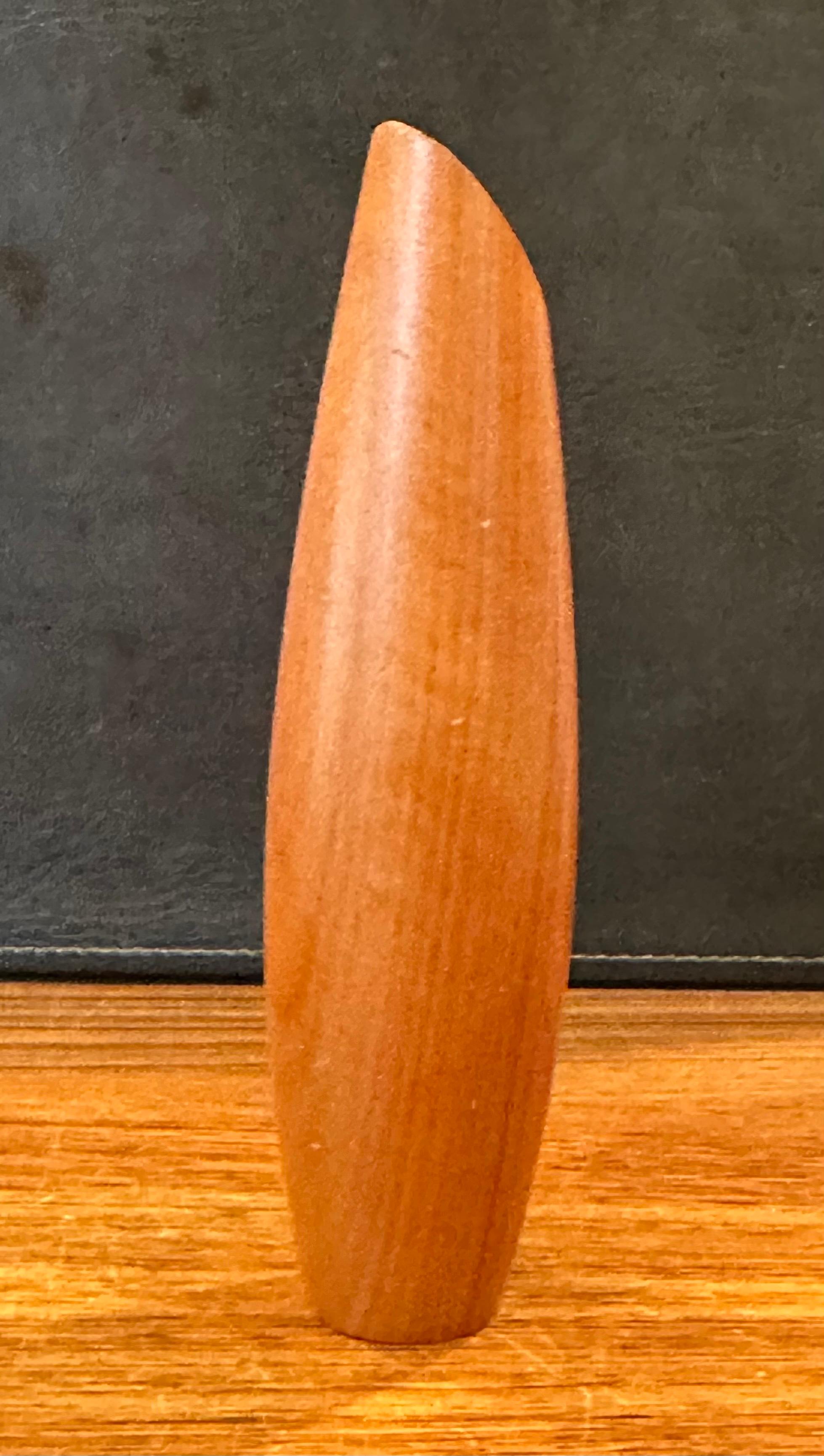 20ième siècle Vase à bourgeons moderniste MCM en teck massif en vente