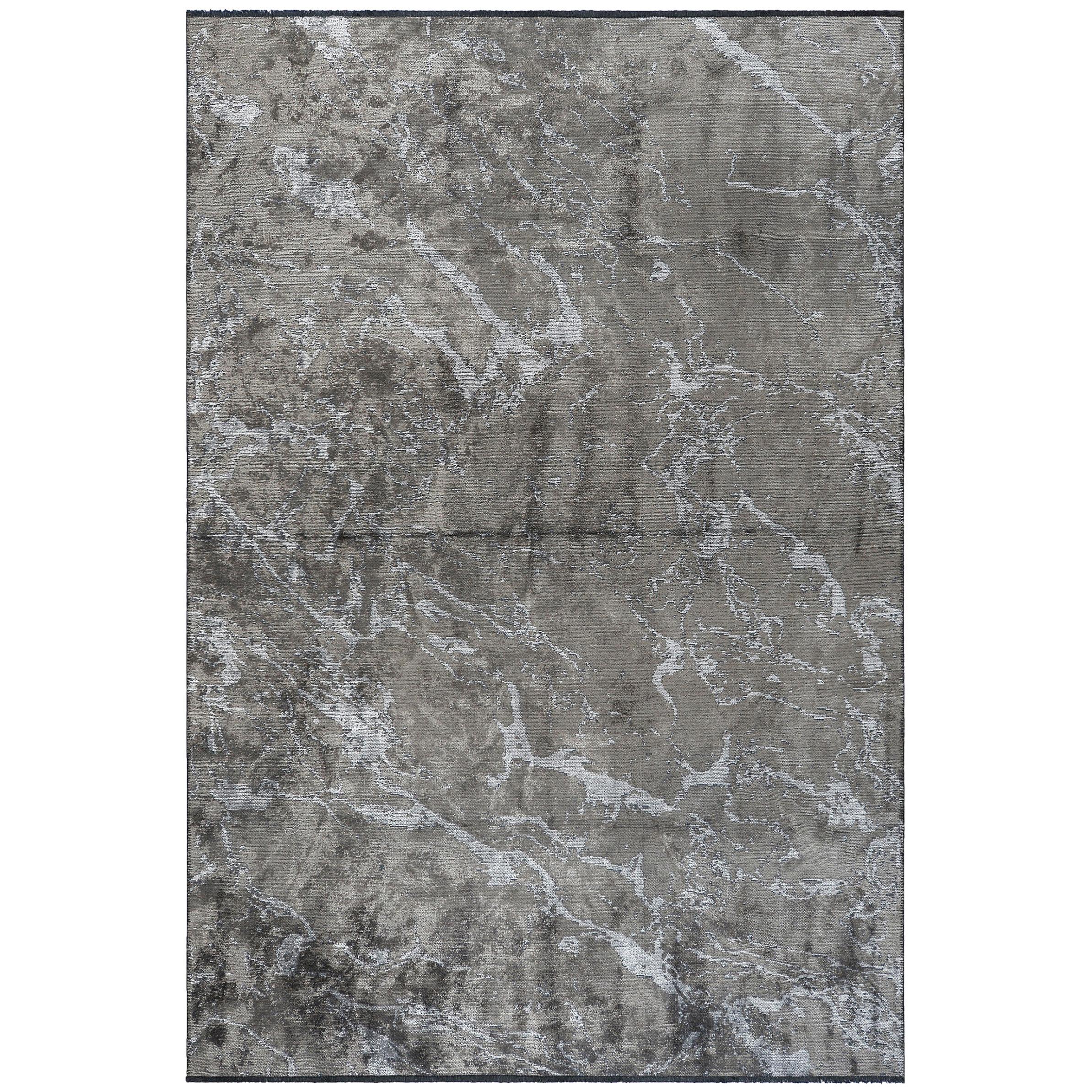 Tapis semi-pelucheux de luxe moderniste gris moyen à motif de marbre abstrait en vente