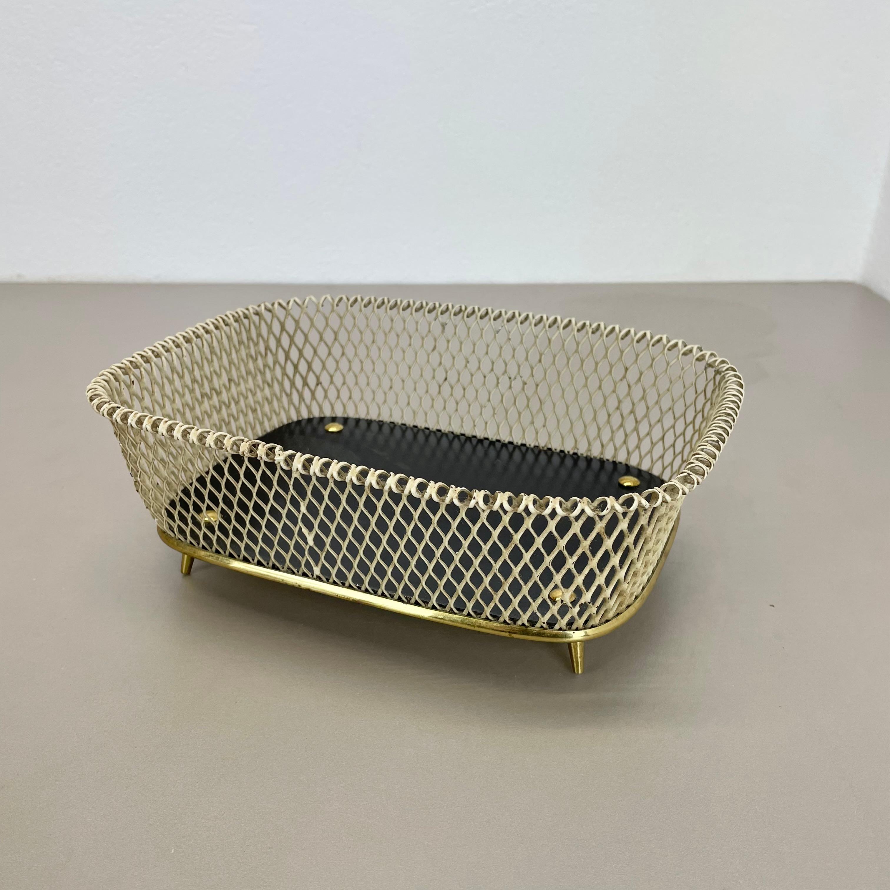 élément de cuvette .

En style de Mathieu Matégot.

Origine : France,

1970s.

Cet élément de bol vintage original a été produit dans les années 1950 en France. Il a été réalisé en métal et en laiton dans un motif à trous optique qui rappelle les