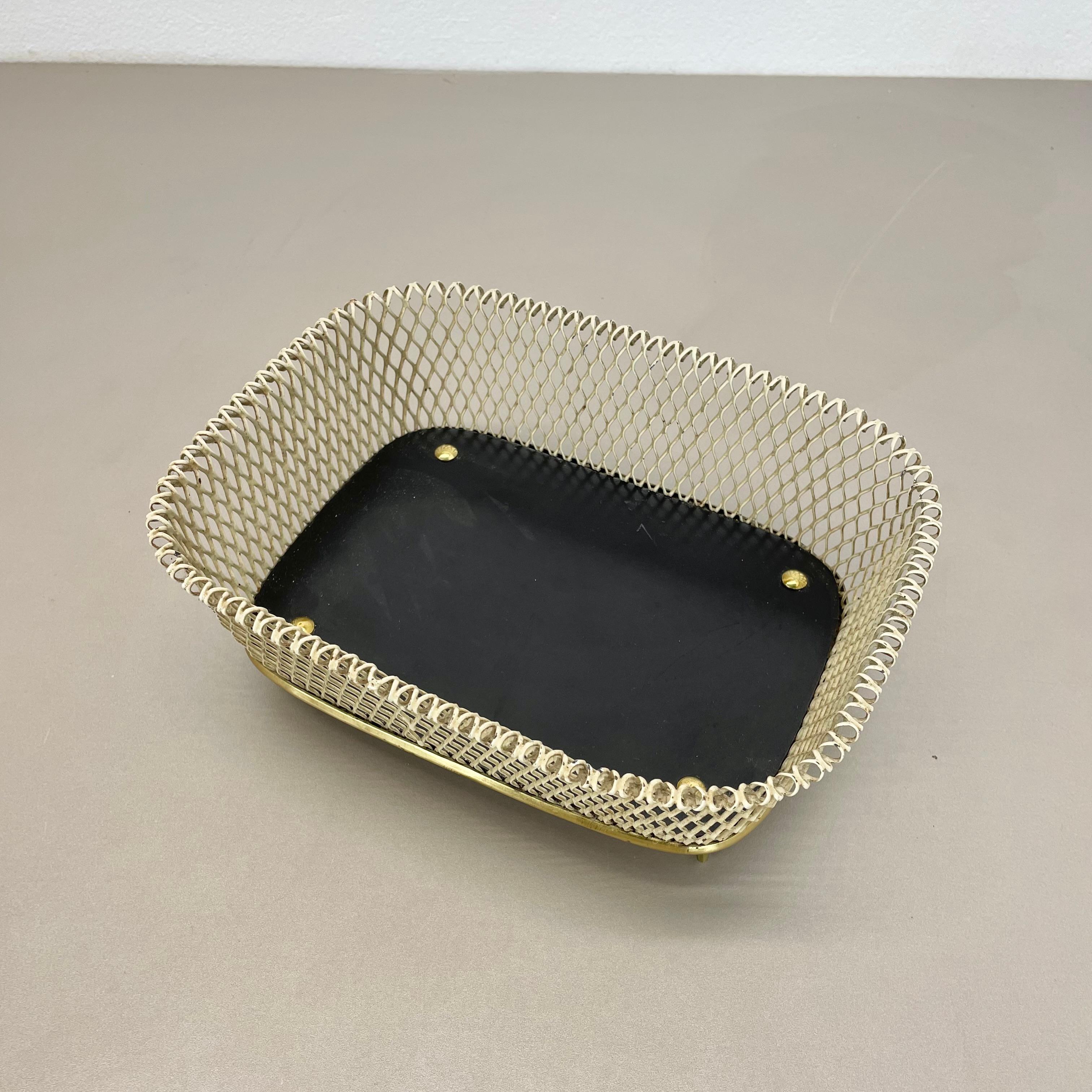 Mid-Century Modern Élément de bol moderniste en métal et laiton dans le style Mathieu Matégot, France années 1950 en vente
