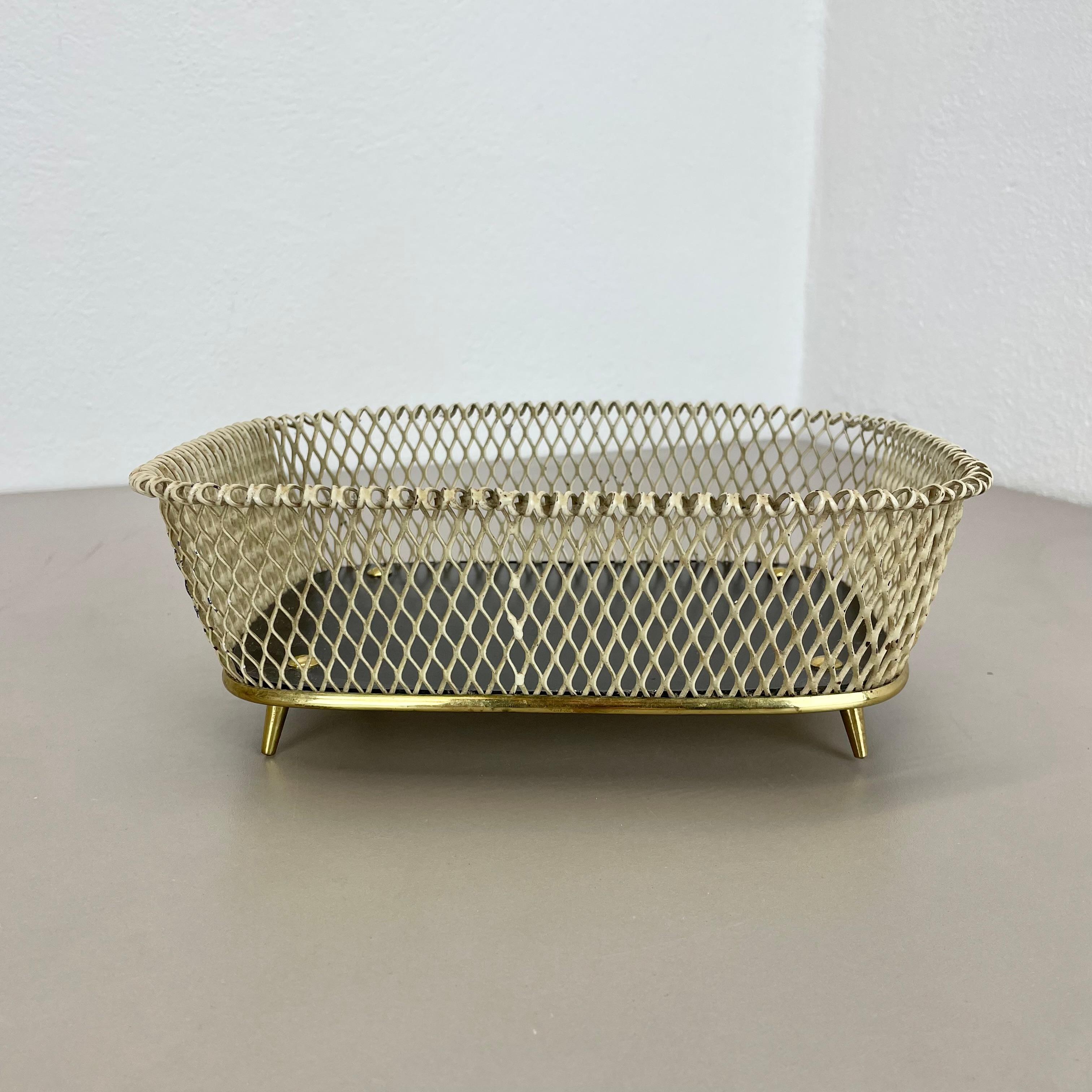 Français Élément de bol moderniste en métal et laiton dans le style Mathieu Matégot, France années 1950 en vente