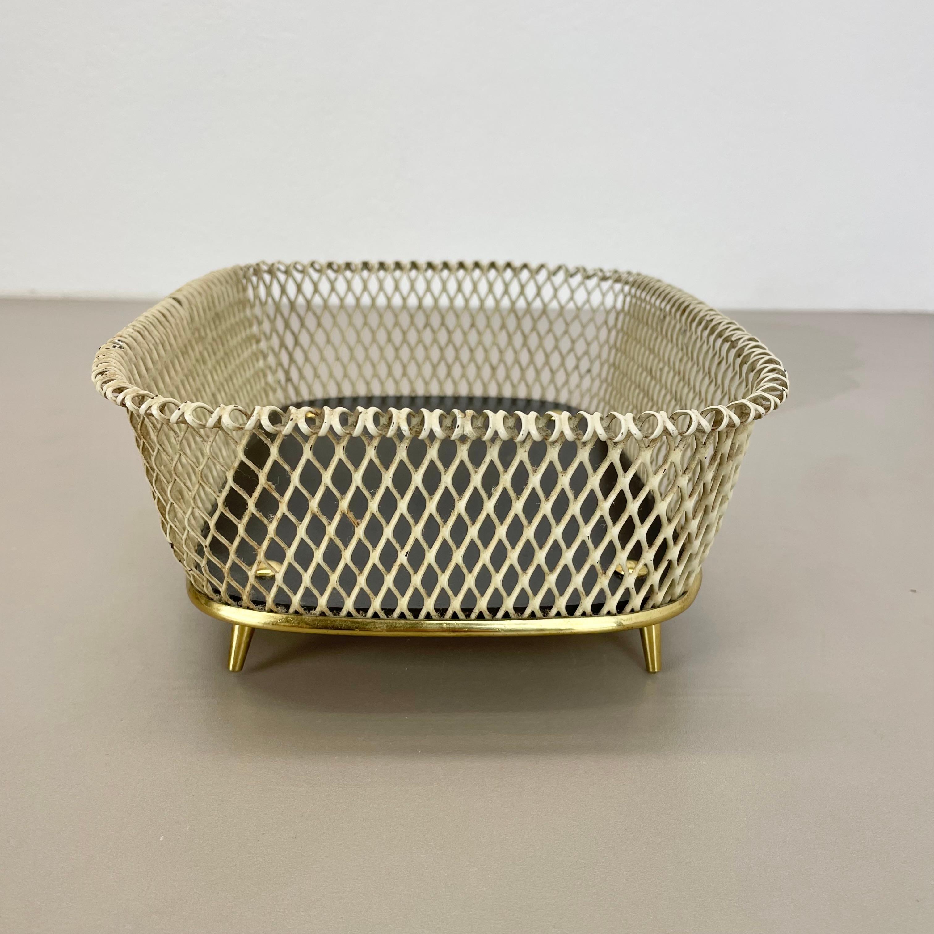 20ième siècle Élément de bol moderniste en métal et laiton dans le style Mathieu Matégot, France années 1950 en vente