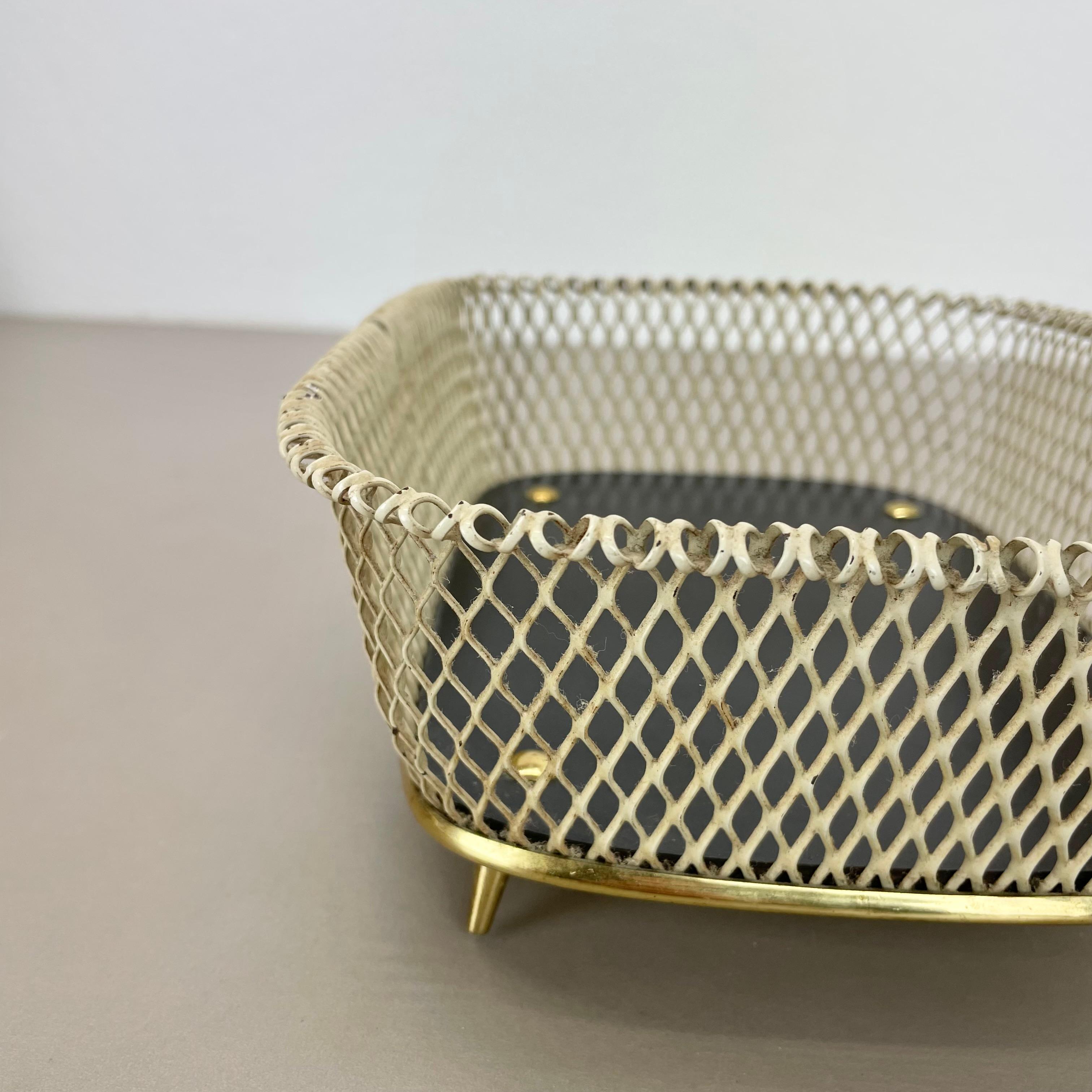 Métal Élément de bol moderniste en métal et laiton dans le style Mathieu Matégot, France années 1950 en vente