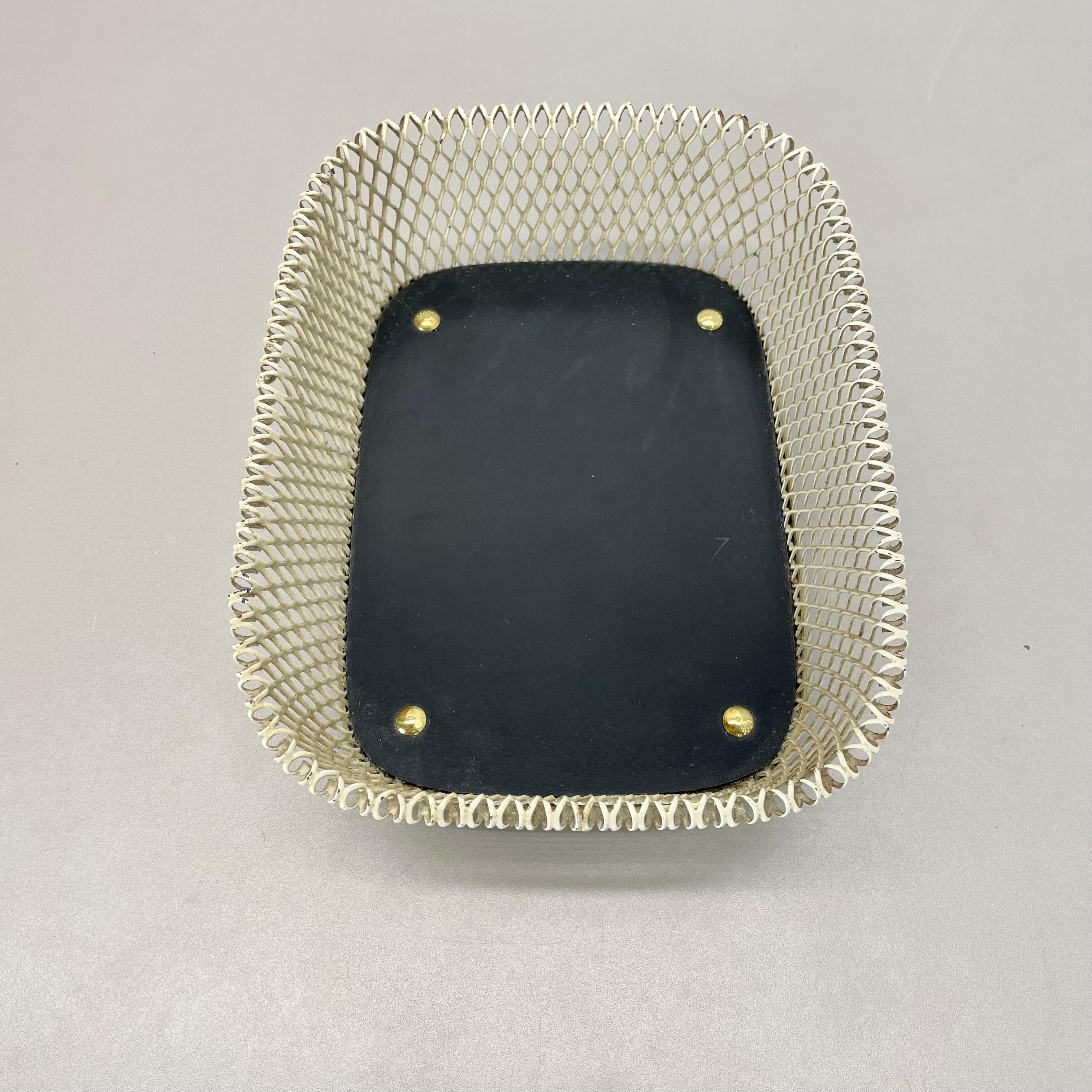 Élément de bol moderniste en métal et laiton dans le style Mathieu Matégot, France années 1950 en vente 2
