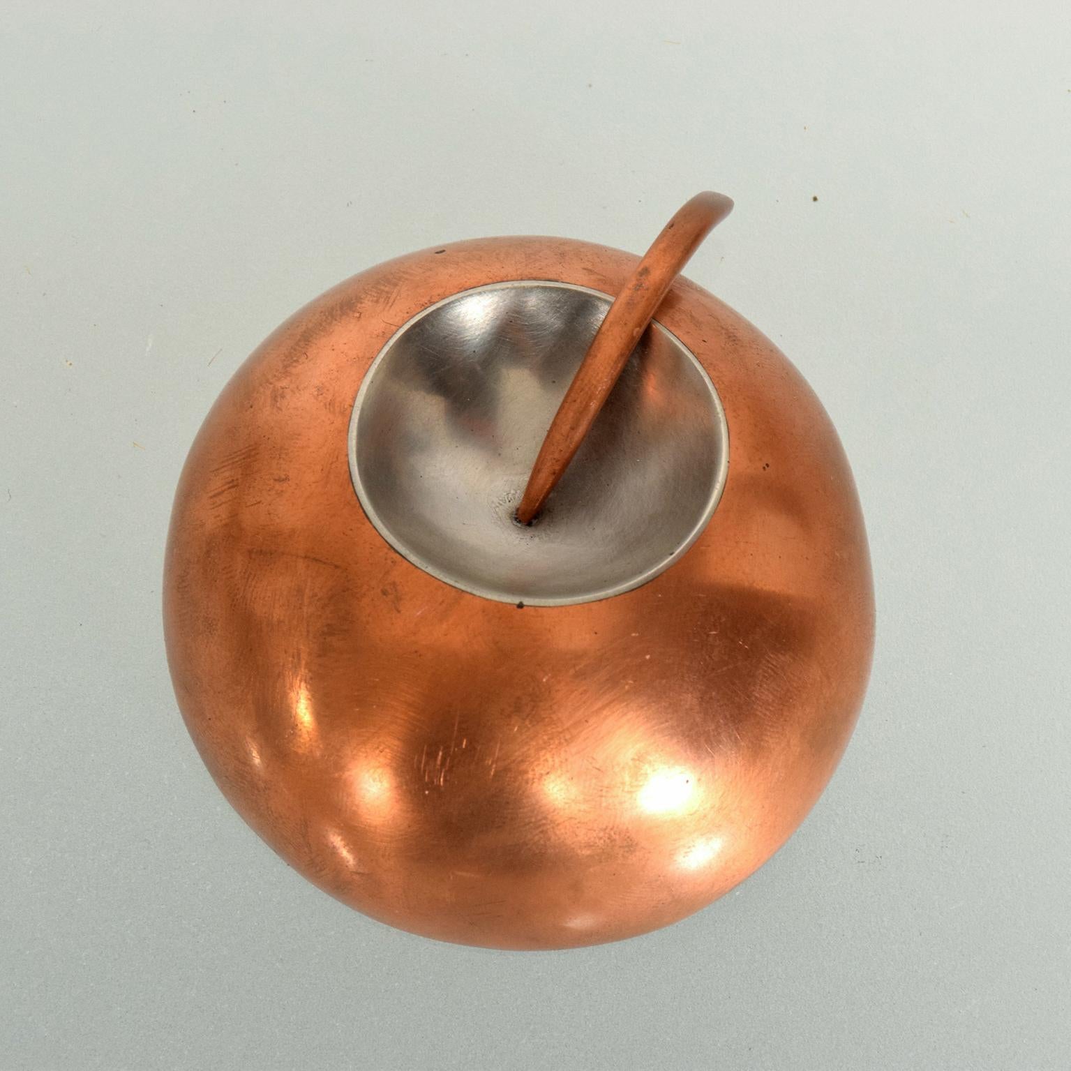 In the style of Alexander Calder Mid-Century Modernist metal jewelry Art a Modern Copper and Stainless Steel Brooch.

Pin is unmarked. Mid-Century Modern, 1960s

Dimensions: 1