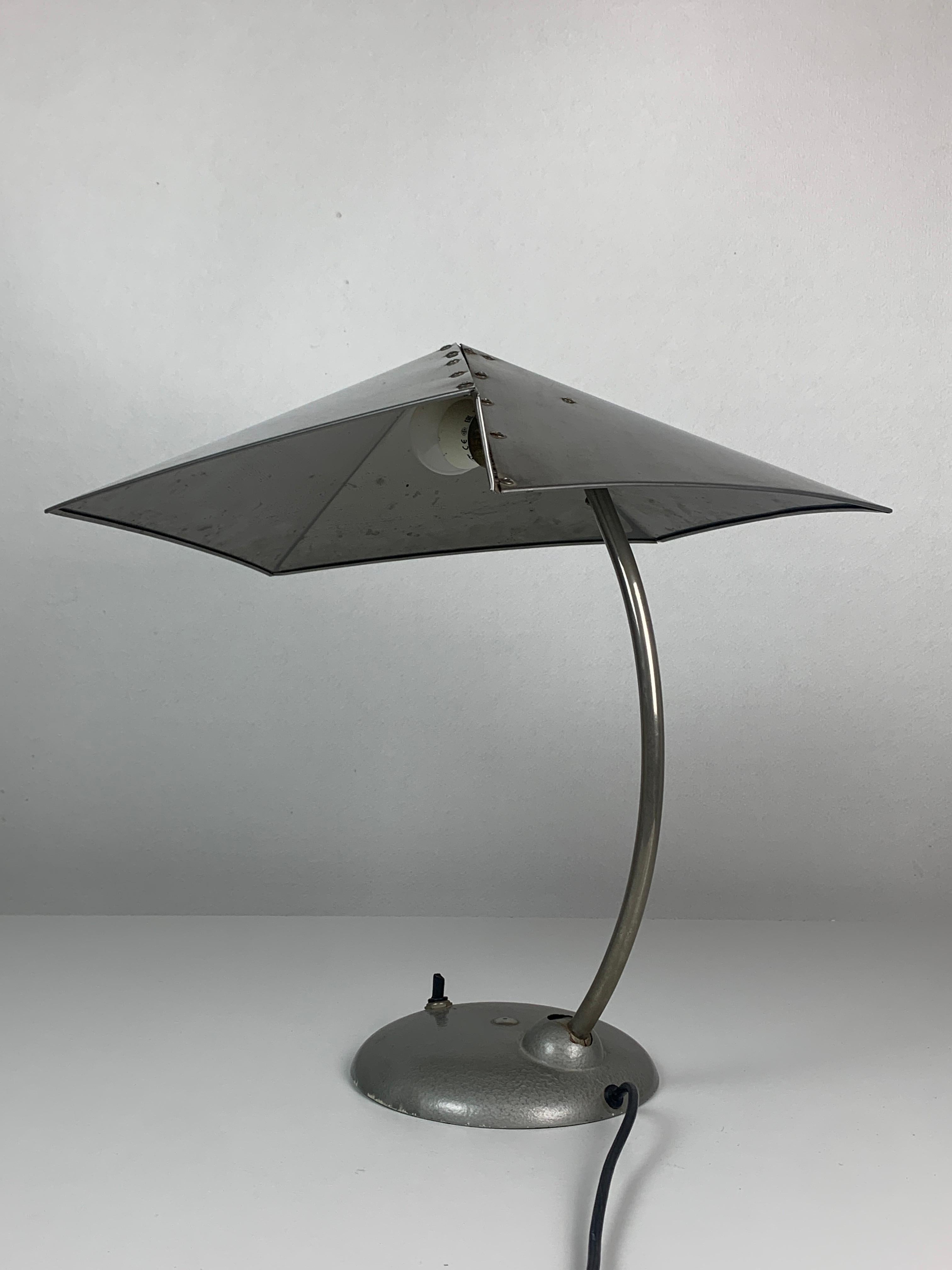 Lampe de bureau Bauhaus en métal moderniste, années 1960 en vente 7