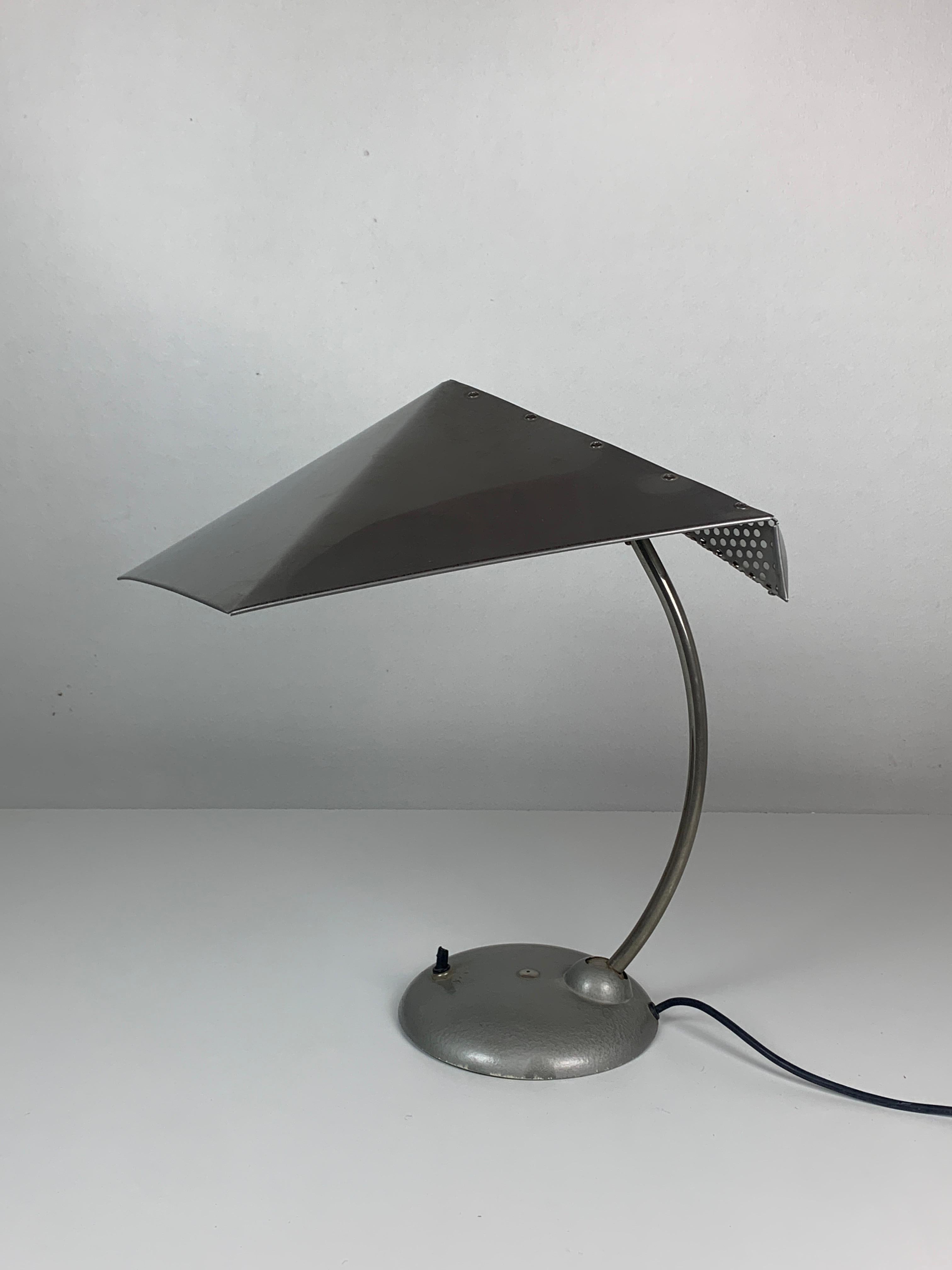 Lampe de bureau Bauhaus en métal moderniste, années 1960 en vente 8