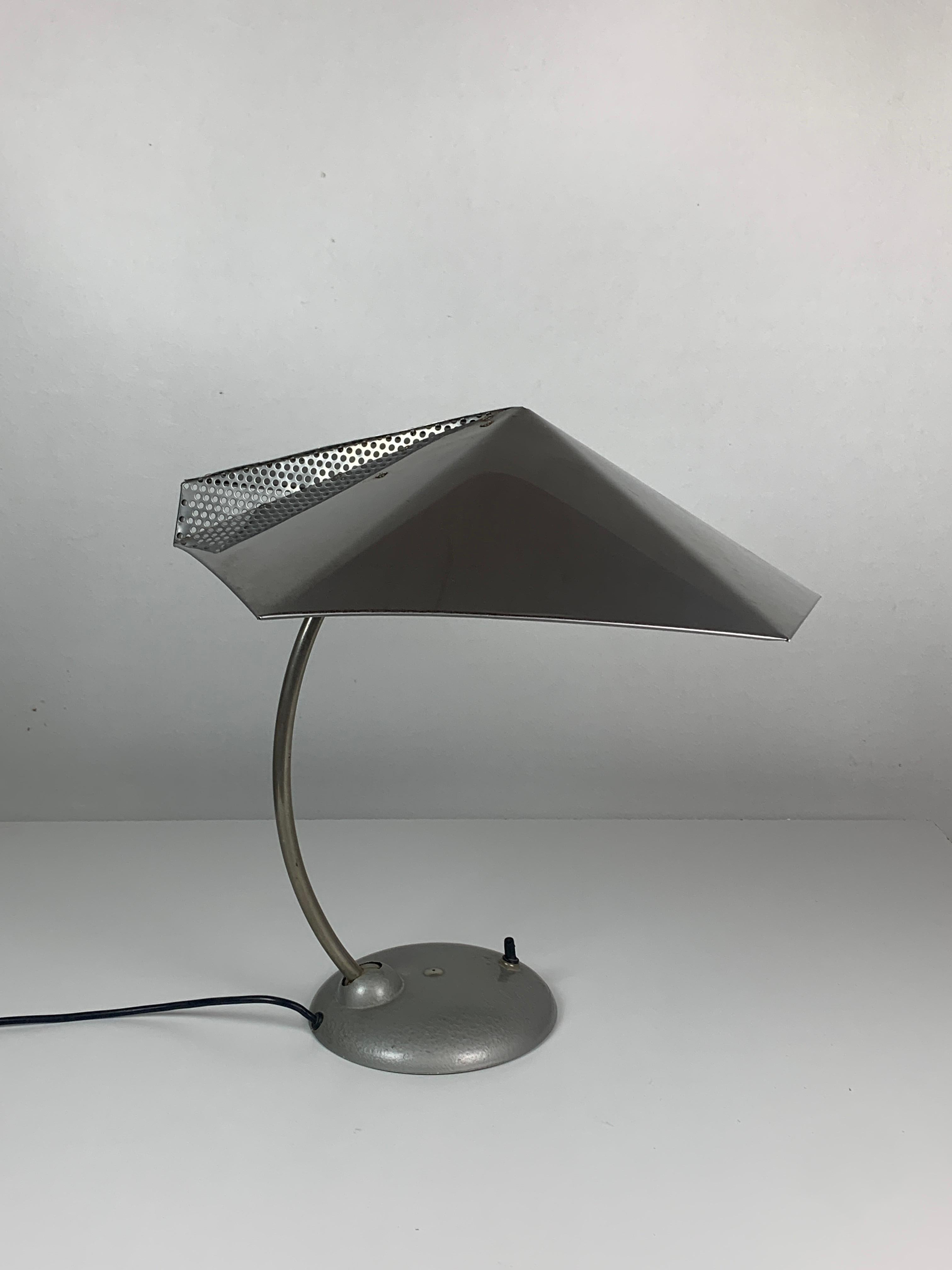 Milieu du XXe siècle Lampe de bureau Bauhaus en métal moderniste, années 1960 en vente