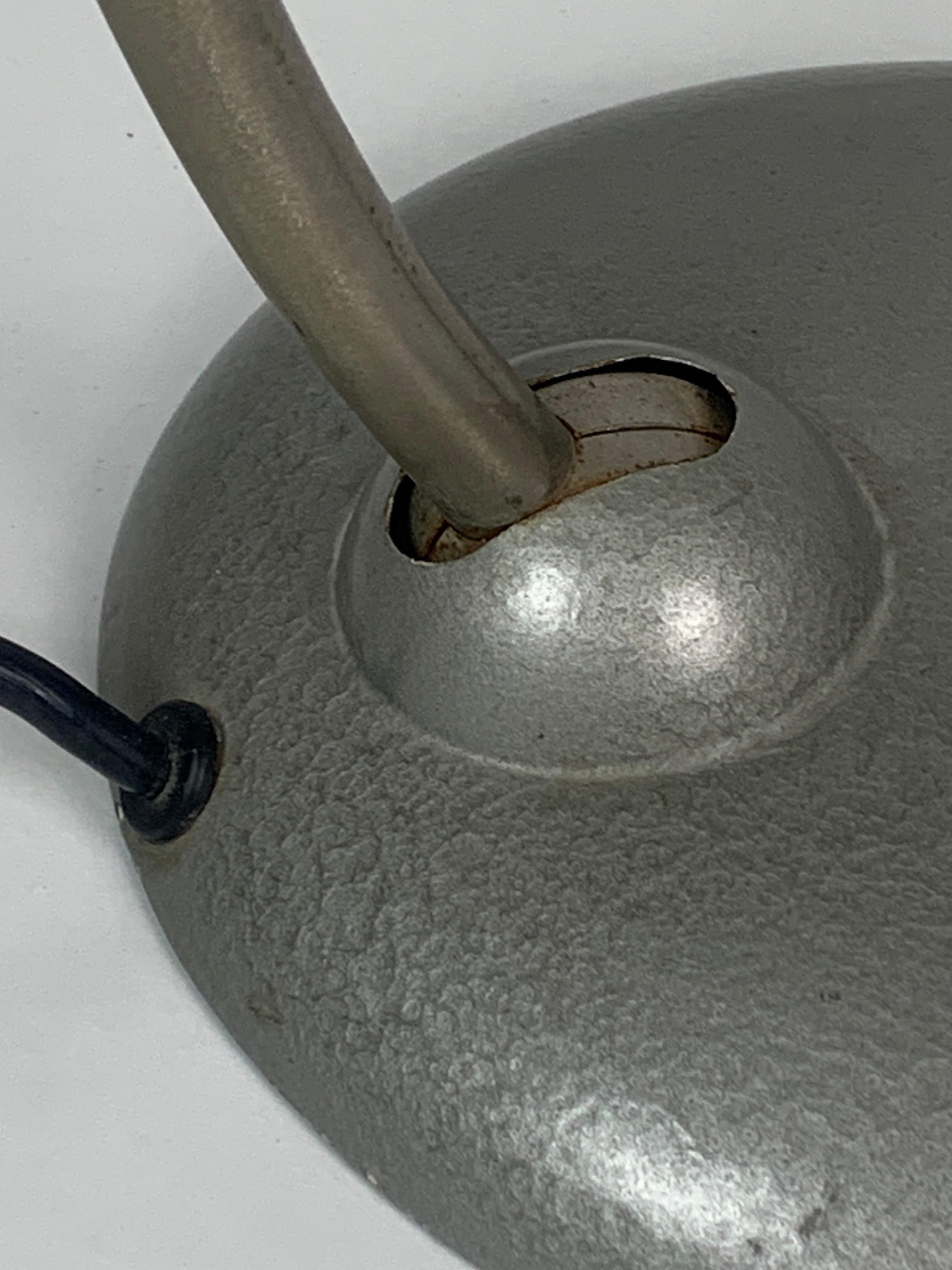 Lampe de bureau Bauhaus en métal moderniste, années 1960 en vente 1