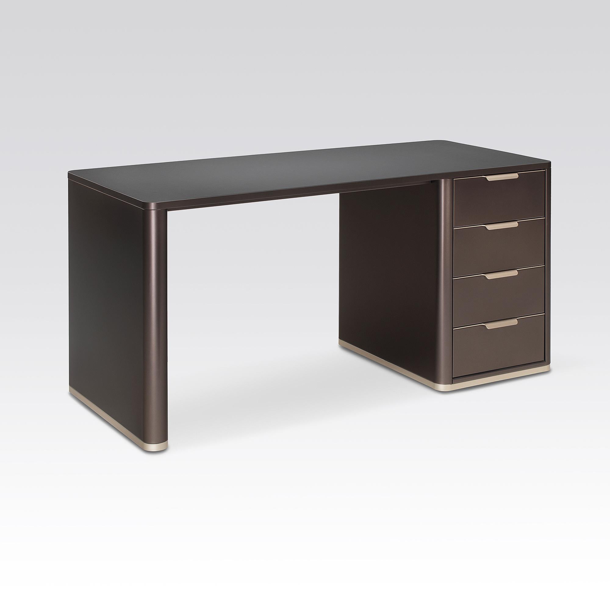 Scrivania modernista in metallo realizzata in acciaio laccato, alluminio e piano in nano-plastica.
Personalizzabile, tempo di produzione di circa 8 settimane.