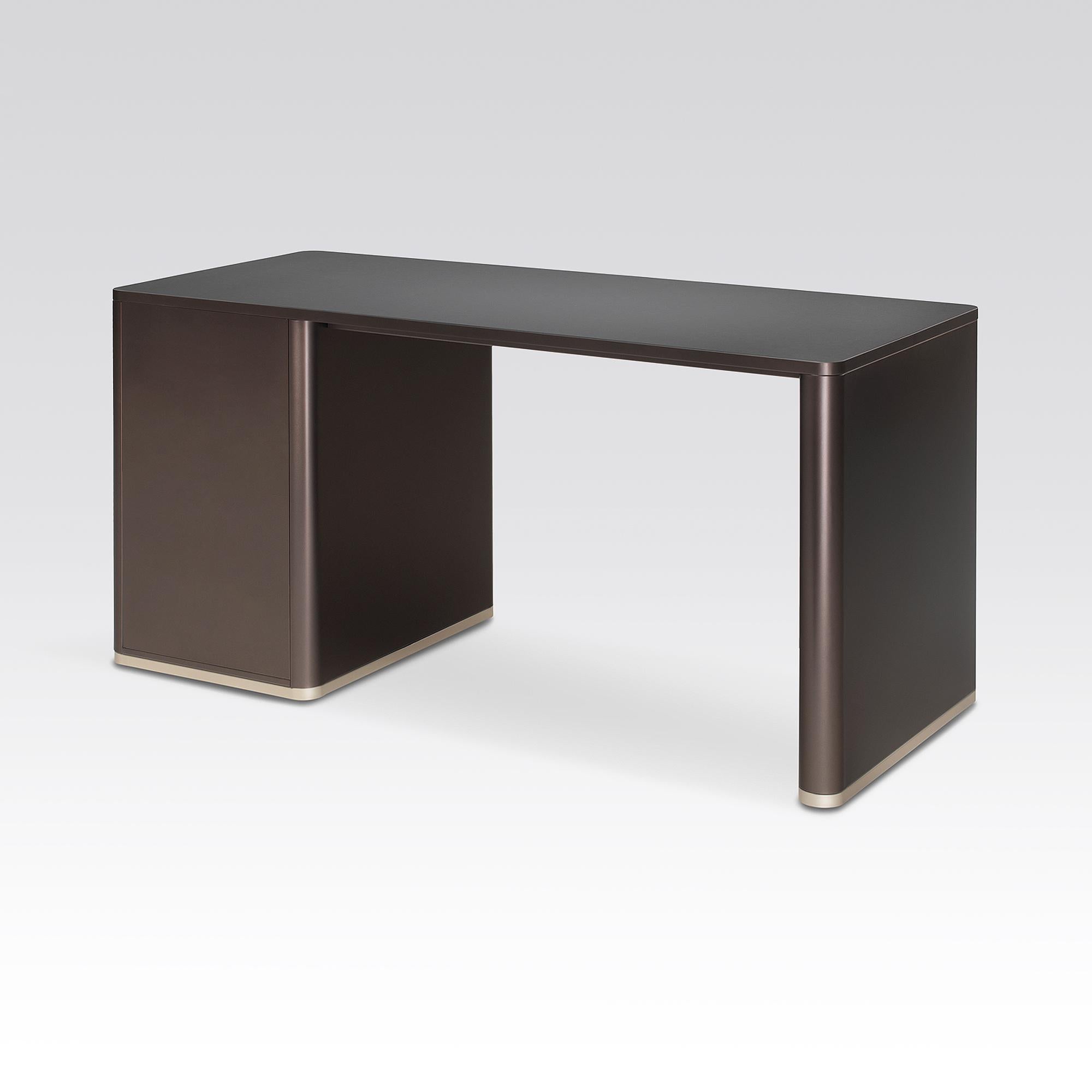 Moderno Scrivania modernista in metallo, acciaio laccato, alluminio, piano in nano-piatto, personalizzabile in vendita