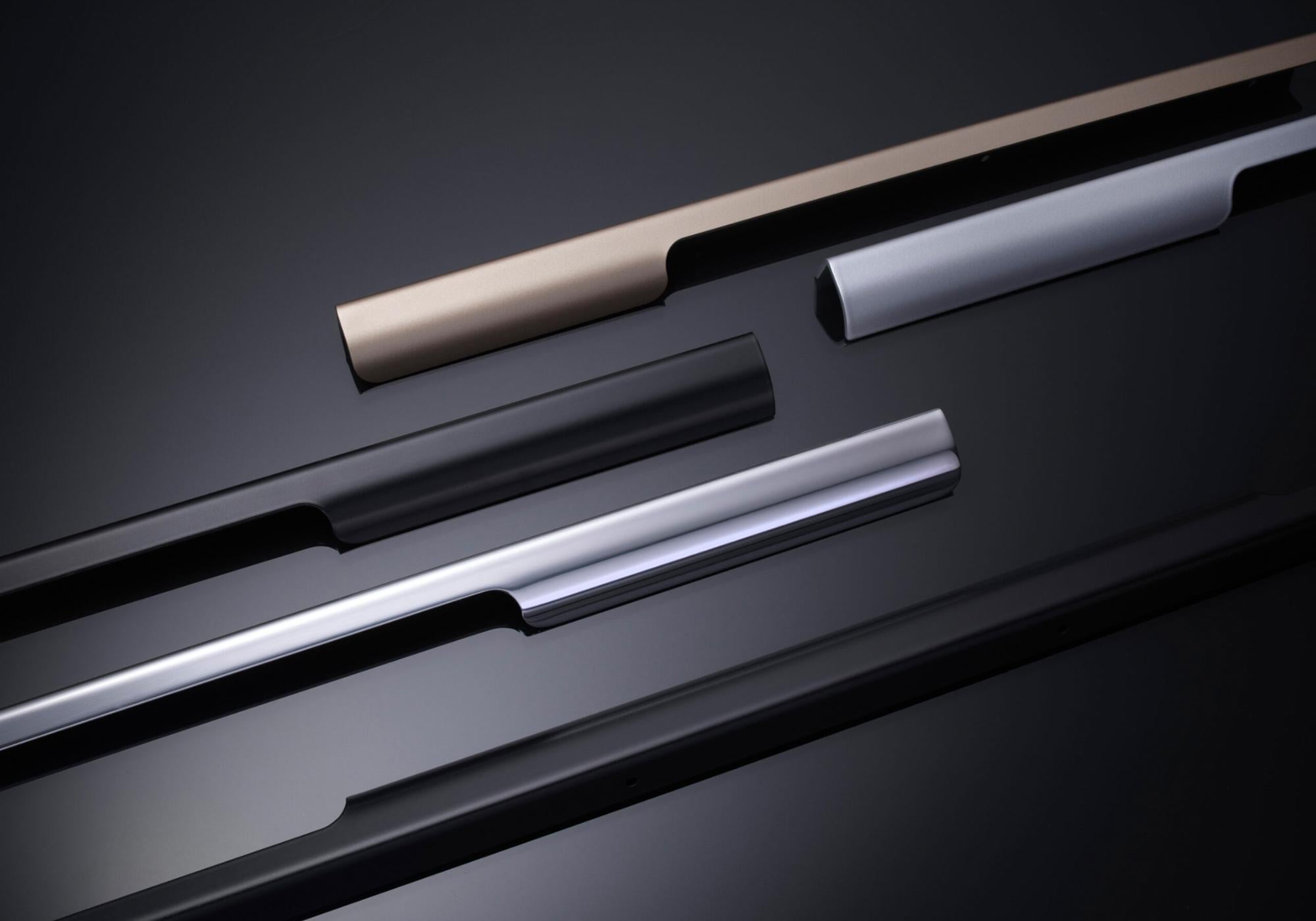 Laccato Scrivania modernista in metallo, acciaio laccato, alluminio, piano in nano-piatto, personalizzabile in vendita