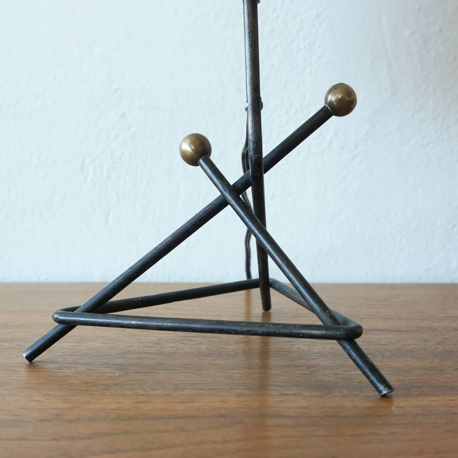 Modernist Mexican Iron and Brass Table Lamp In Good Condition For Sale In San Diego, CA