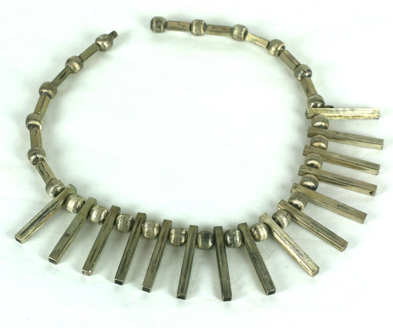 Elegant collier moderniste mexicain en sterling des années 1960. Sterling strié texturé en forme de tube et de perle. Fermoir à vis à billes.  15.5