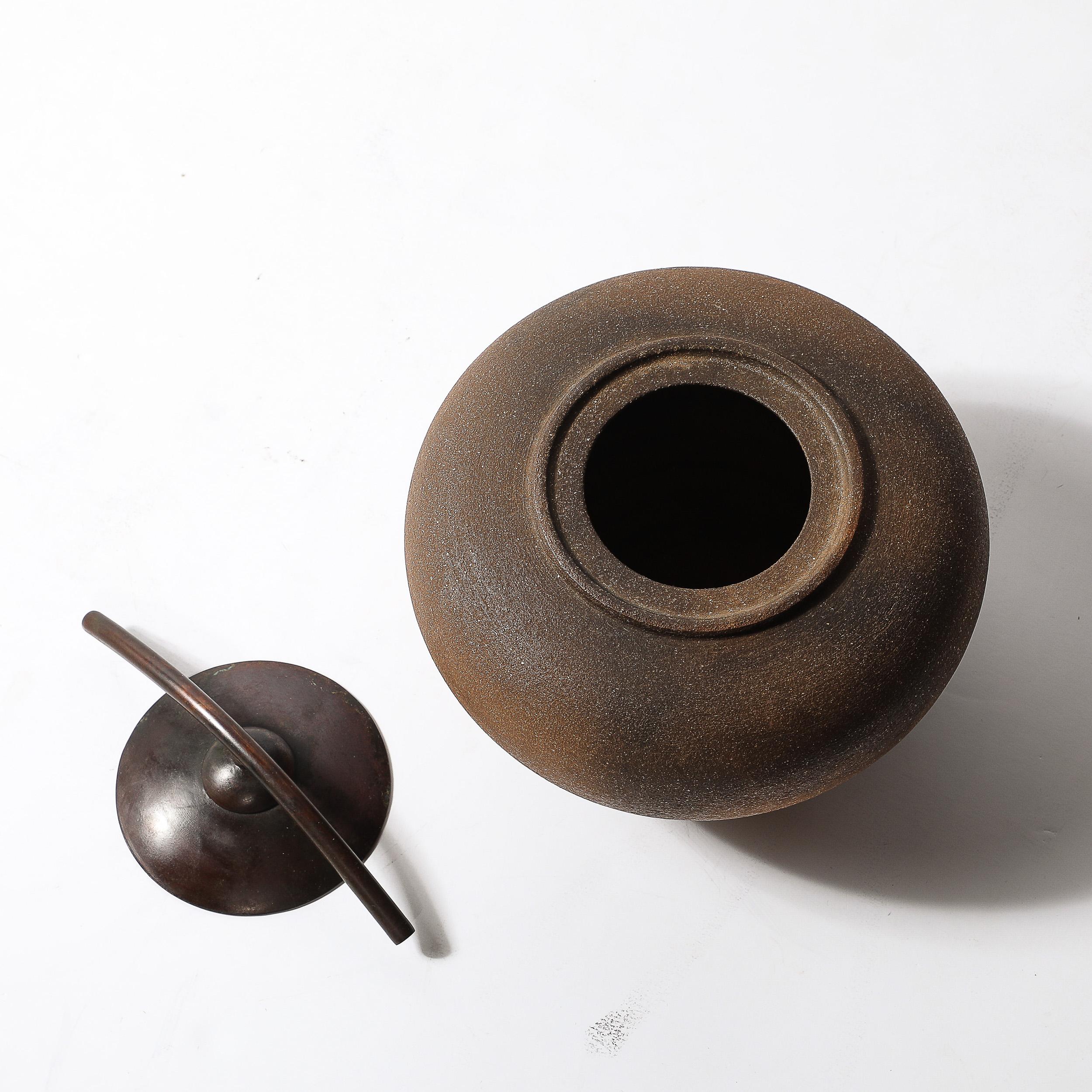 Vaso modernista in argilla mica cotta affumicata con coperchio in bronzo firmato Carol Green in vendita 5