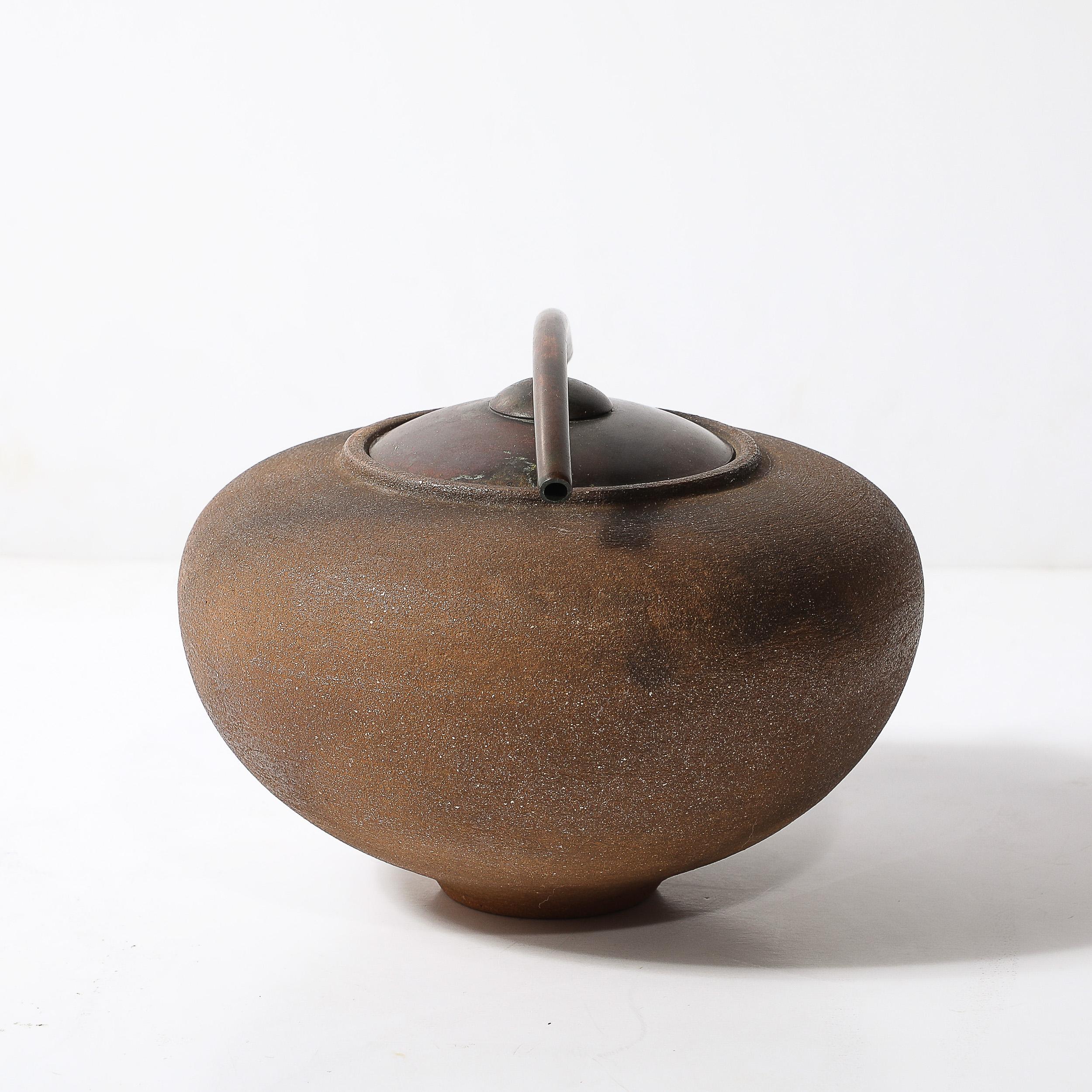 Vaso modernista in argilla mica cotta affumicata con coperchio in bronzo firmato Carol Green in vendita 1