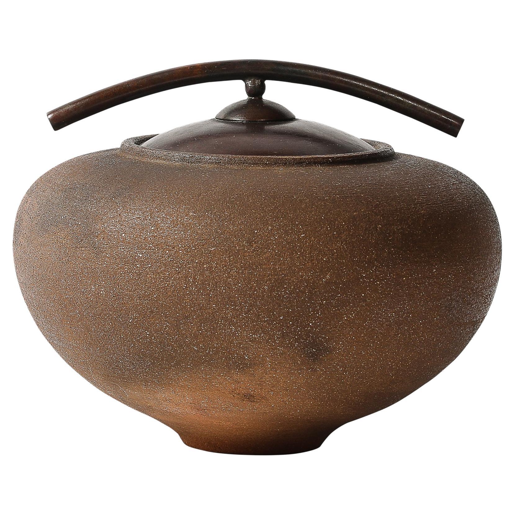 Vaso modernista in argilla mica cotta affumicata con coperchio in bronzo firmato Carol Green in vendita