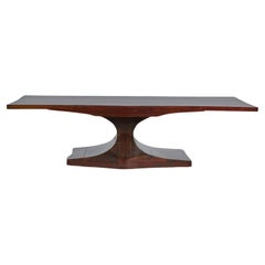 Table basse moderniste du milieu du 20e siècle en bois de feuillus sculpté