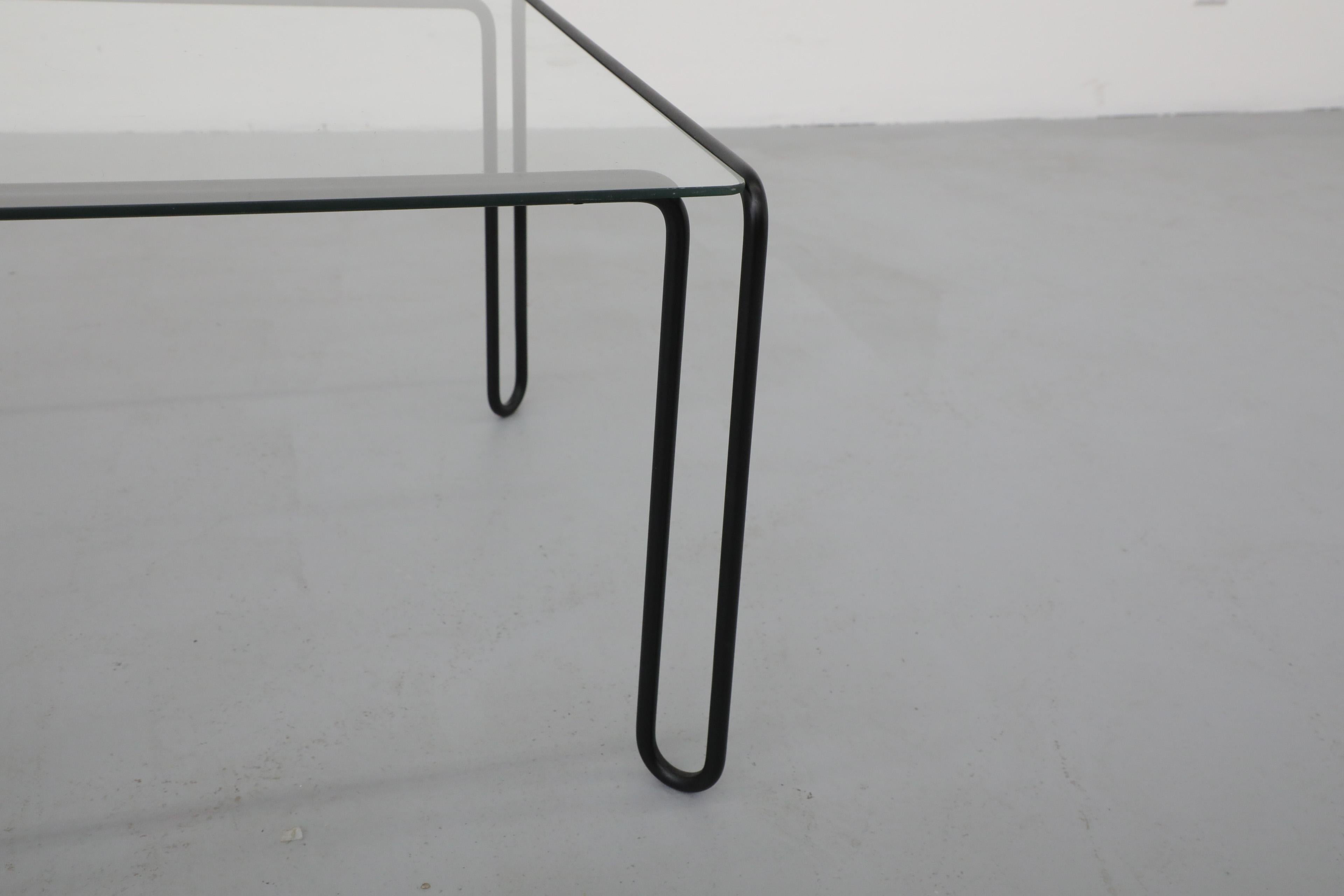 Table basse moderniste du milieu du siècle à structure métallique noire et plateau carré en verre, années 1970 en vente 2