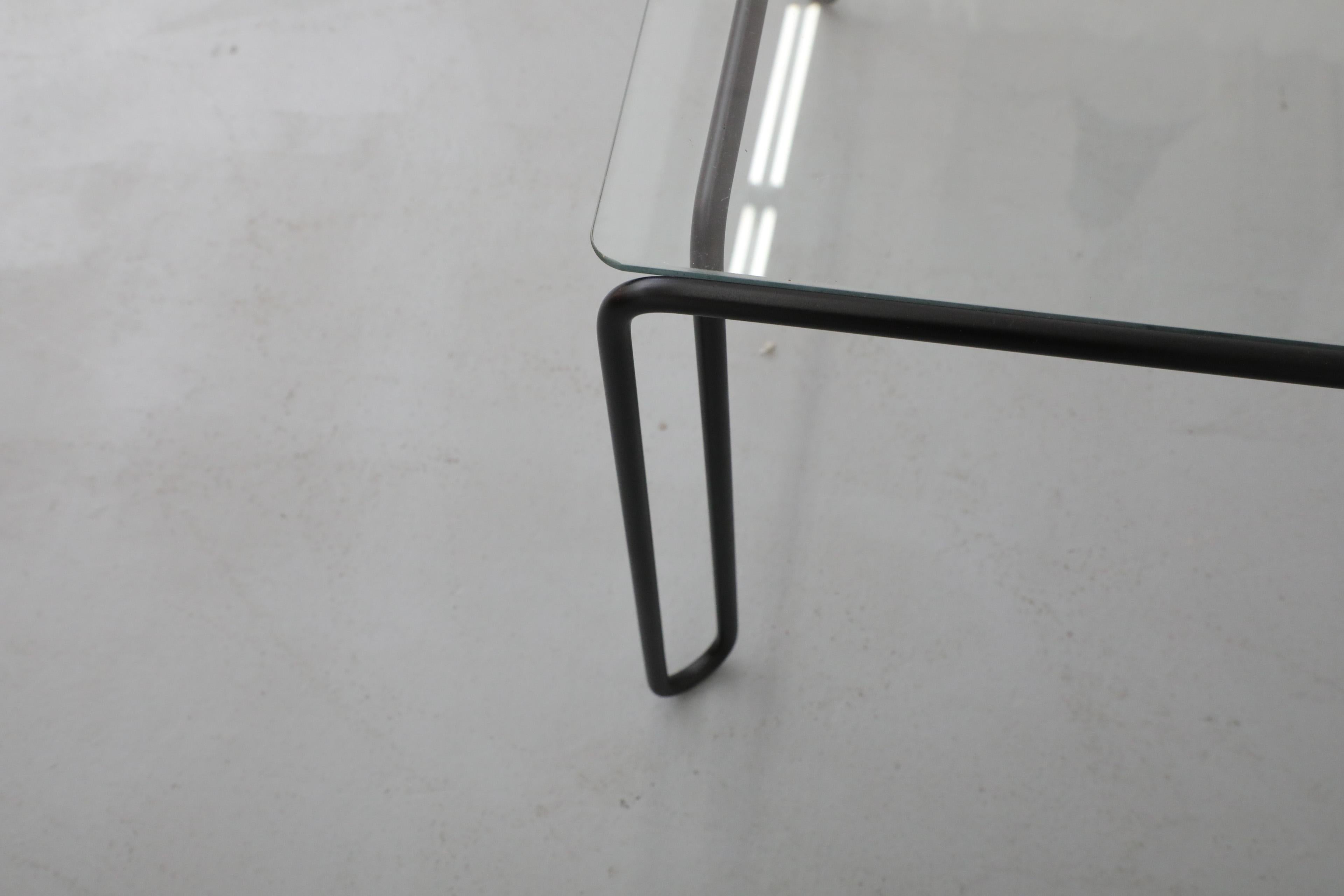 Table basse moderniste du milieu du siècle à structure métallique noire et plateau carré en verre, années 1970 en vente 5